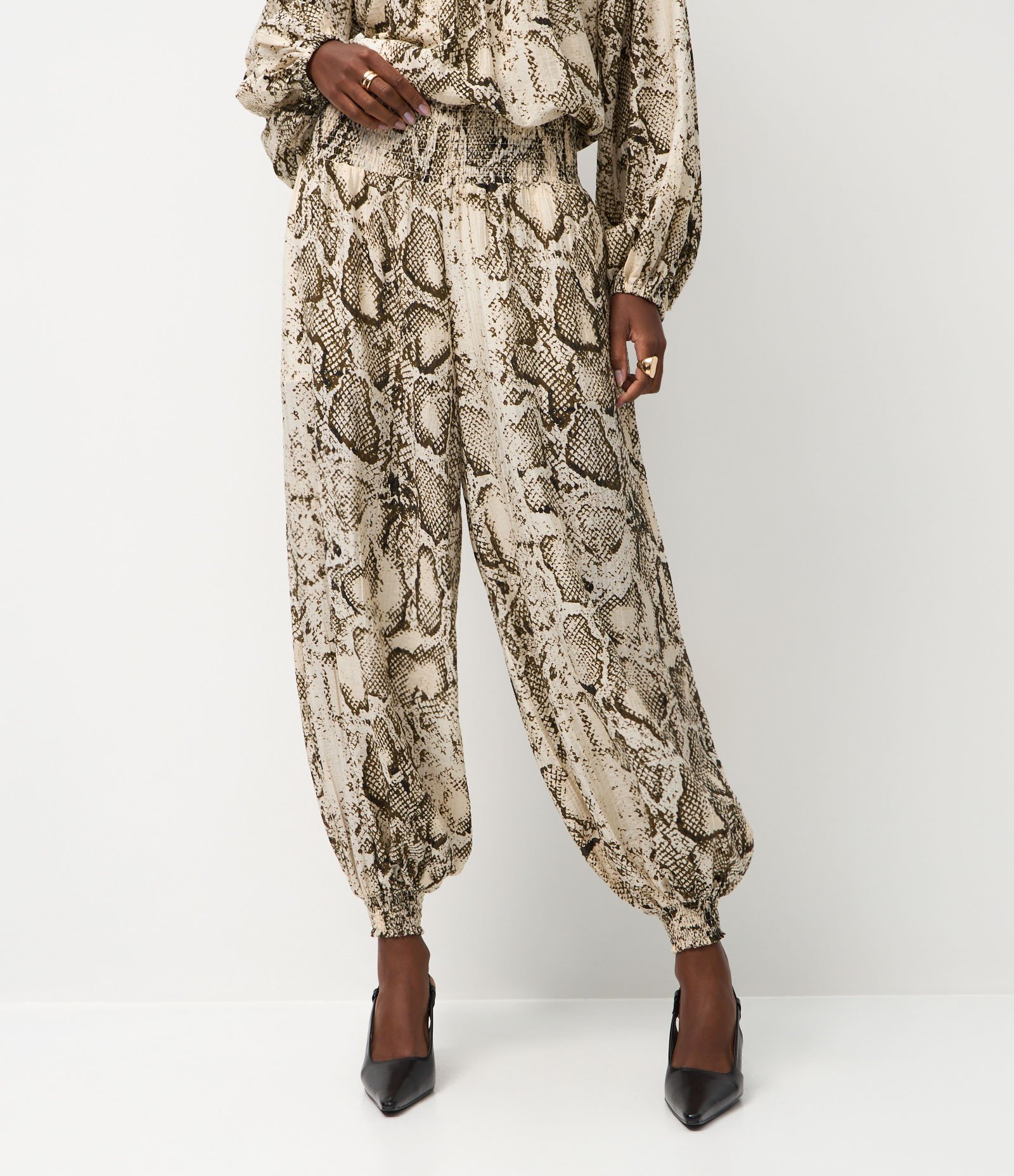 Calça Aladim em Chiffon com Lastex no Cós e Estampa Animal Print Cobra Branco/ Marrom 3