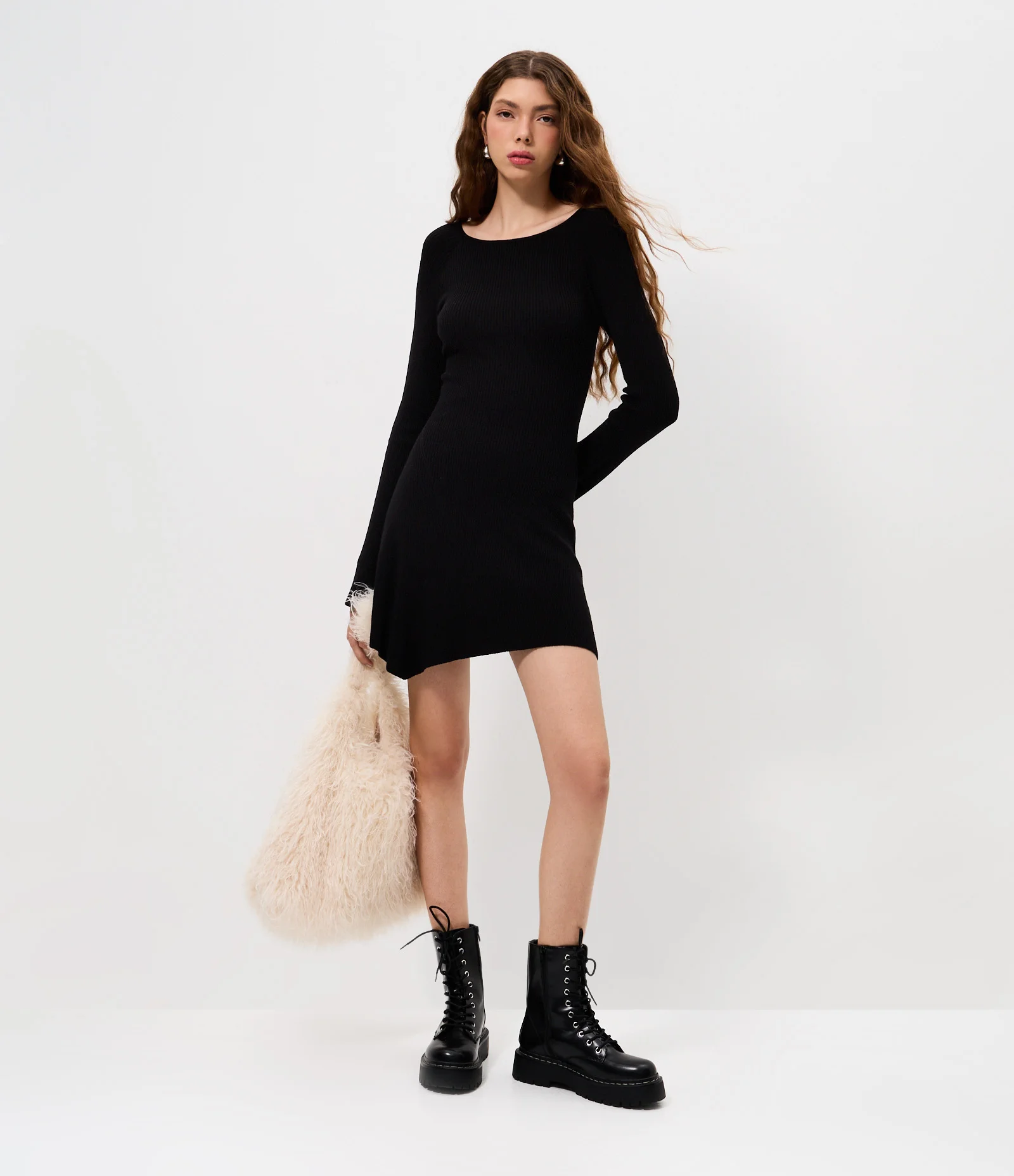 Vestido em Tricô com Decote Ombro a Ombro e Manga Alongada Preto