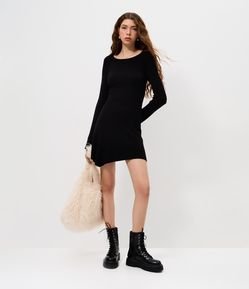 Vestido em Tricô com Decote Ombro a Ombro e Manga Alongada