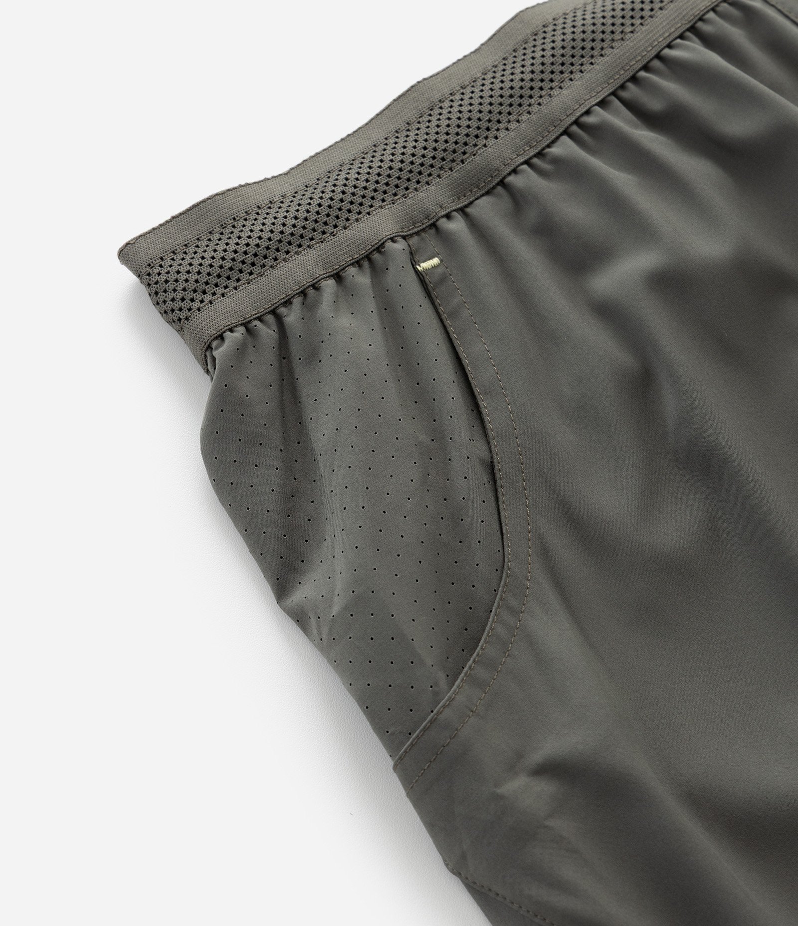 Bermuda Esportiva Tecnológica com Cós Elástico Texturizado Verde 8