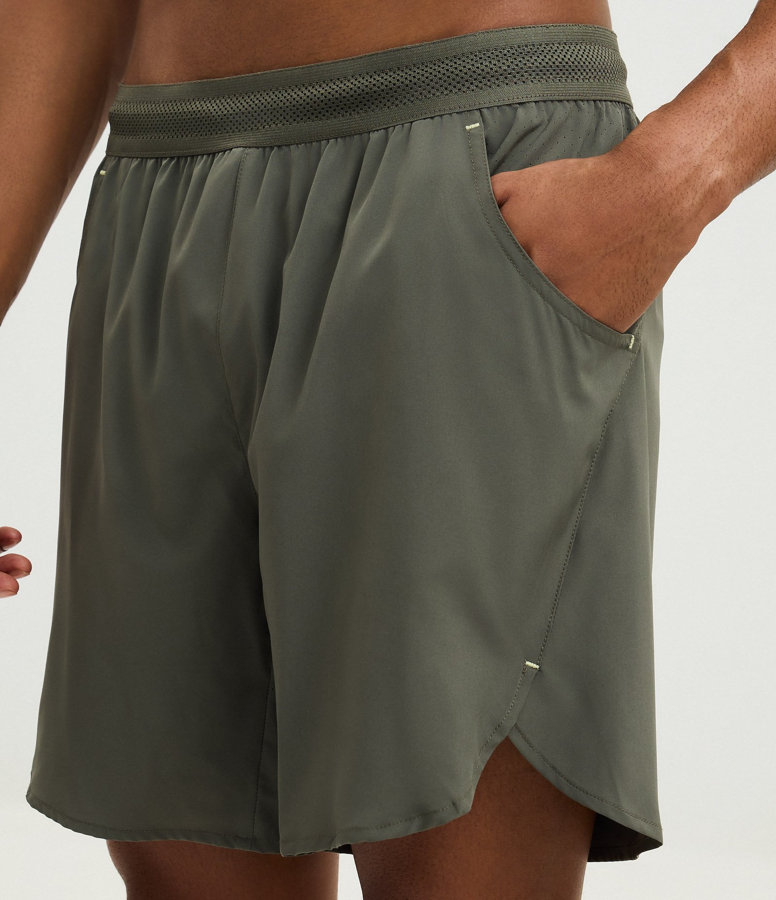 Bermuda Esportiva Tecnológica com Cós Elástico Texturizado Verde 4