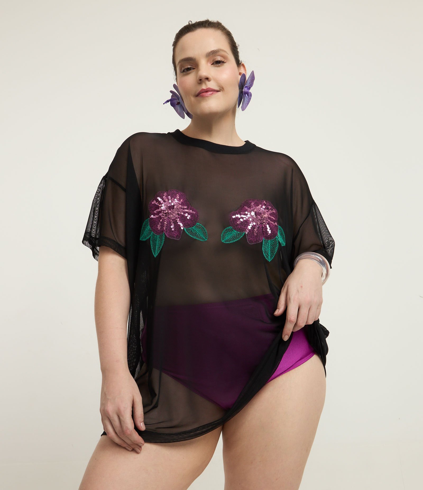 Camiseta Over em Tule Bordada Curve & Plus Size Preto 2