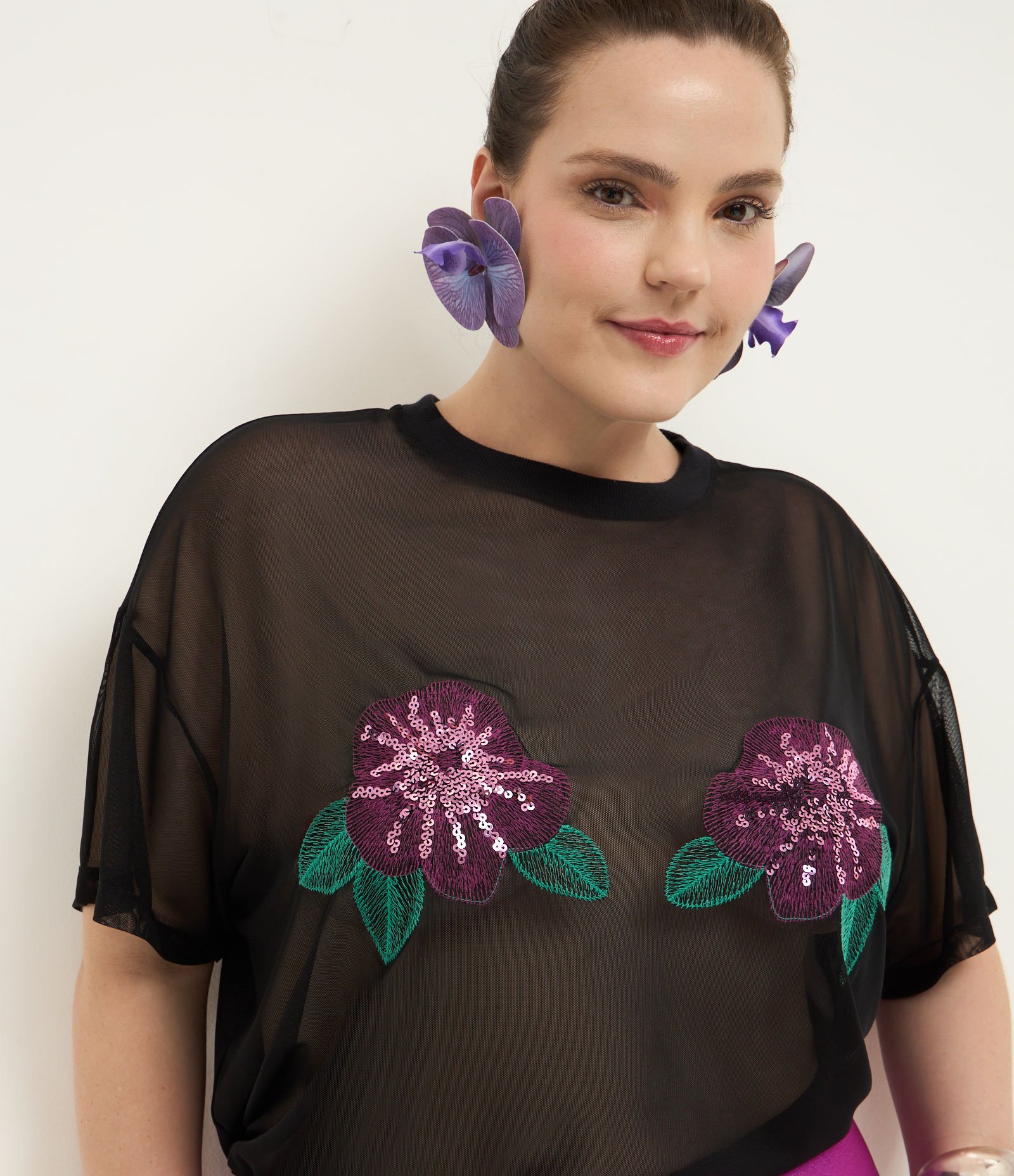 Camiseta Over em Tule Bordada Curve & Plus Size Preto 3