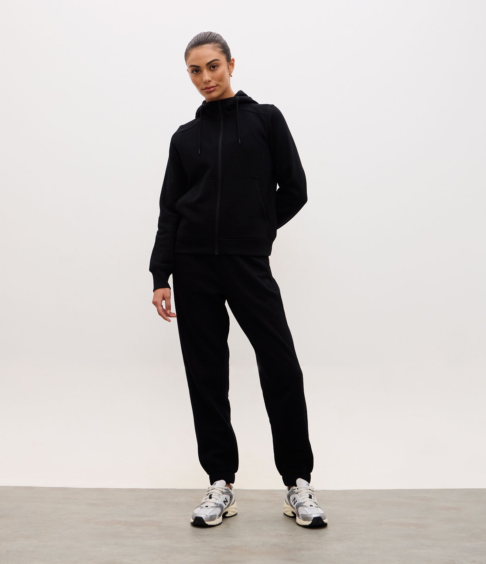 Jaqueta Regular Esportiva em Moletom com Capuz Preto 2