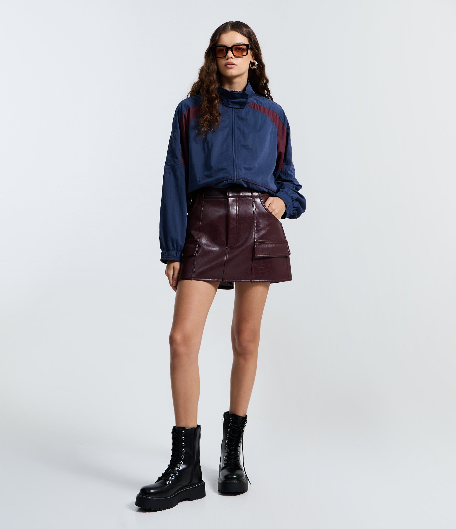 Short Saia Curto em PU com Bolsos Frontais Marrom 1