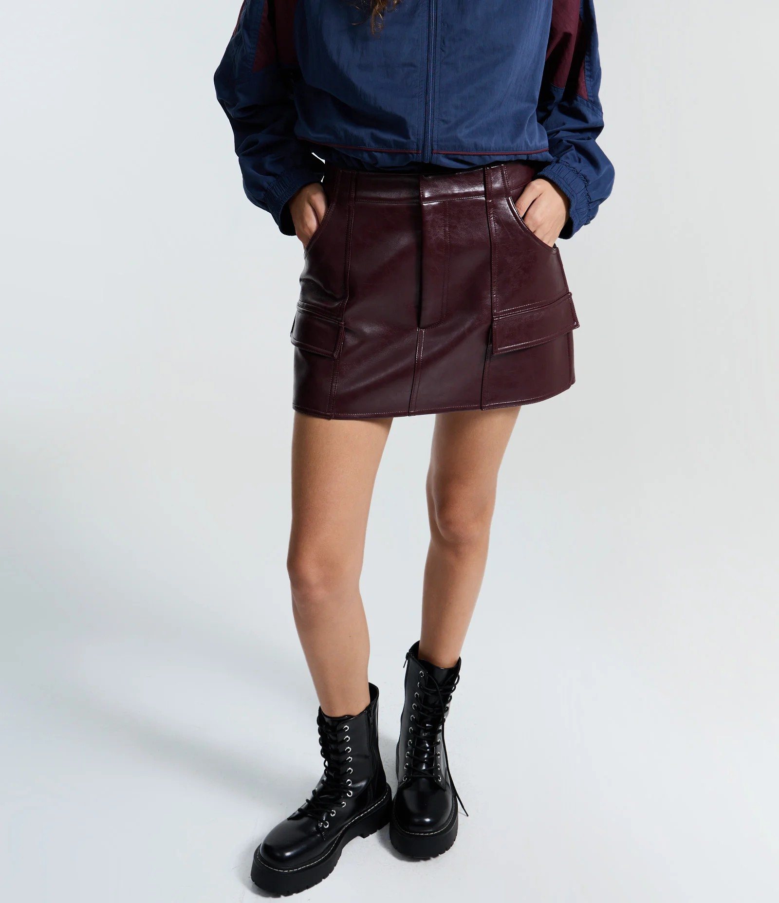 Short Saia Curto em PU com Bolsos Frontais Marrom 2