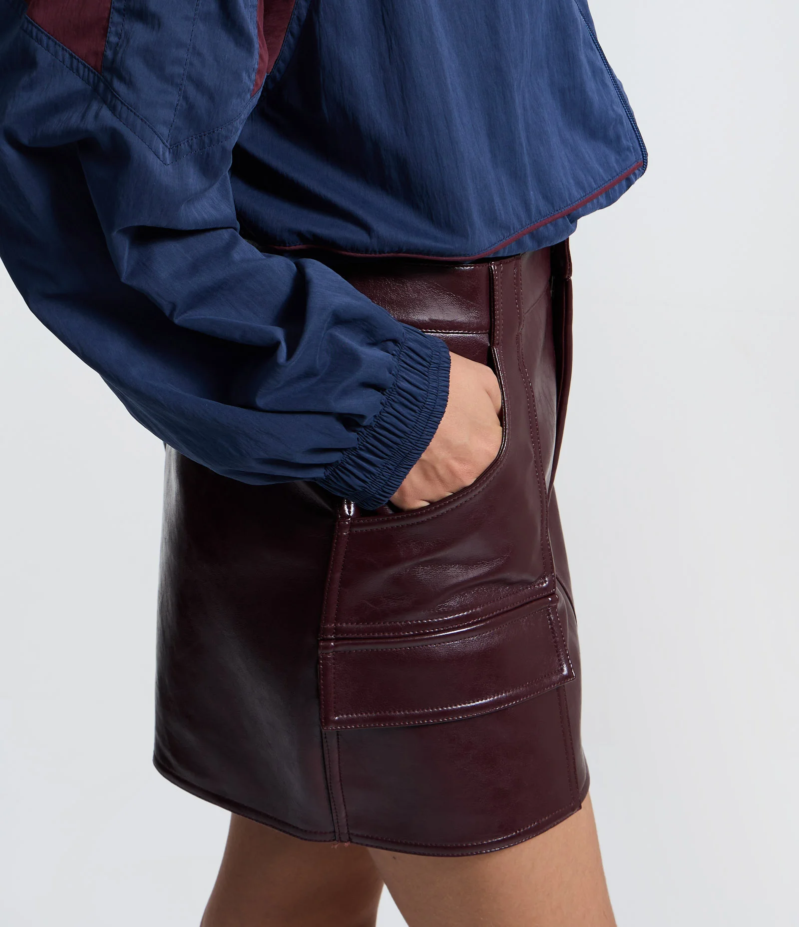 Short Saia Curto em PU com Bolsos Frontais Marrom 3