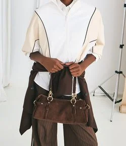 Bolsa Suede Média com Detalhes Metalizados