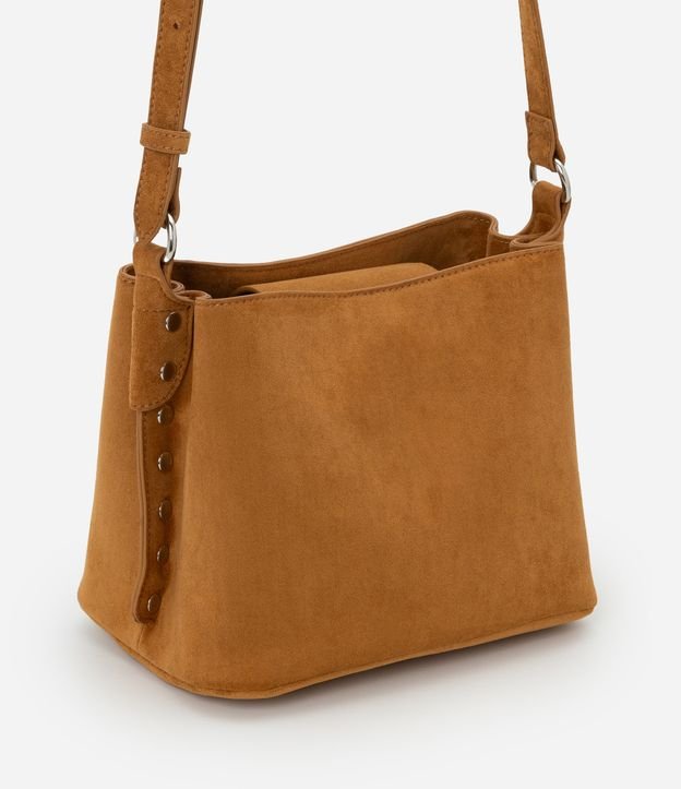 Bolsa Média Transversal em Suede com Detalhes Metalizados