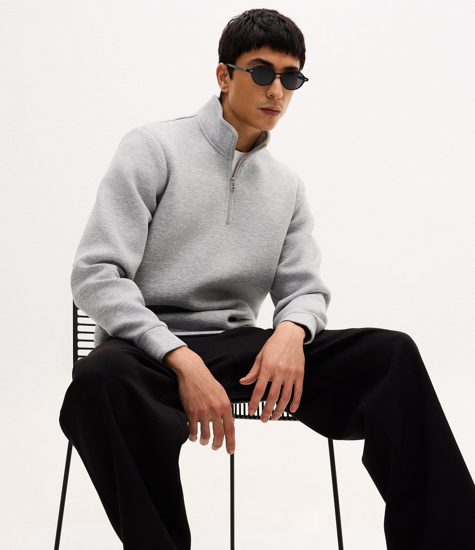 Blusão em Meia Malha Liso com Zíper na Gola Cinza 4