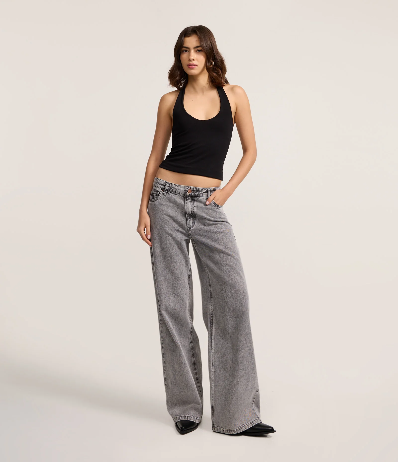 Calça Wide Leg Cintura Baixa em Jeans com Bolsos Preto Estonado 1