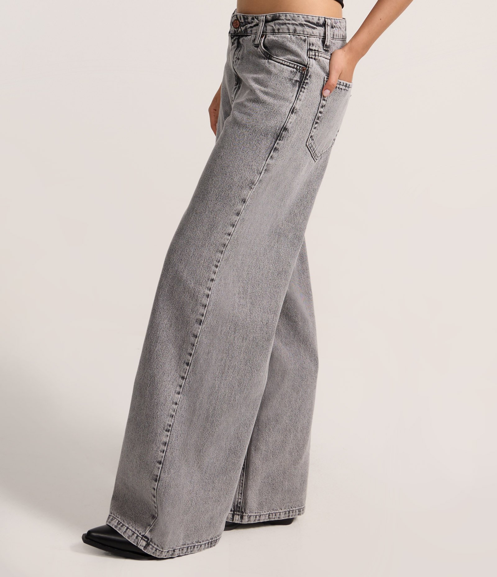 Calça Wide Leg Cintura Baixa em Jeans com Bolsos Preto Estonado 3
