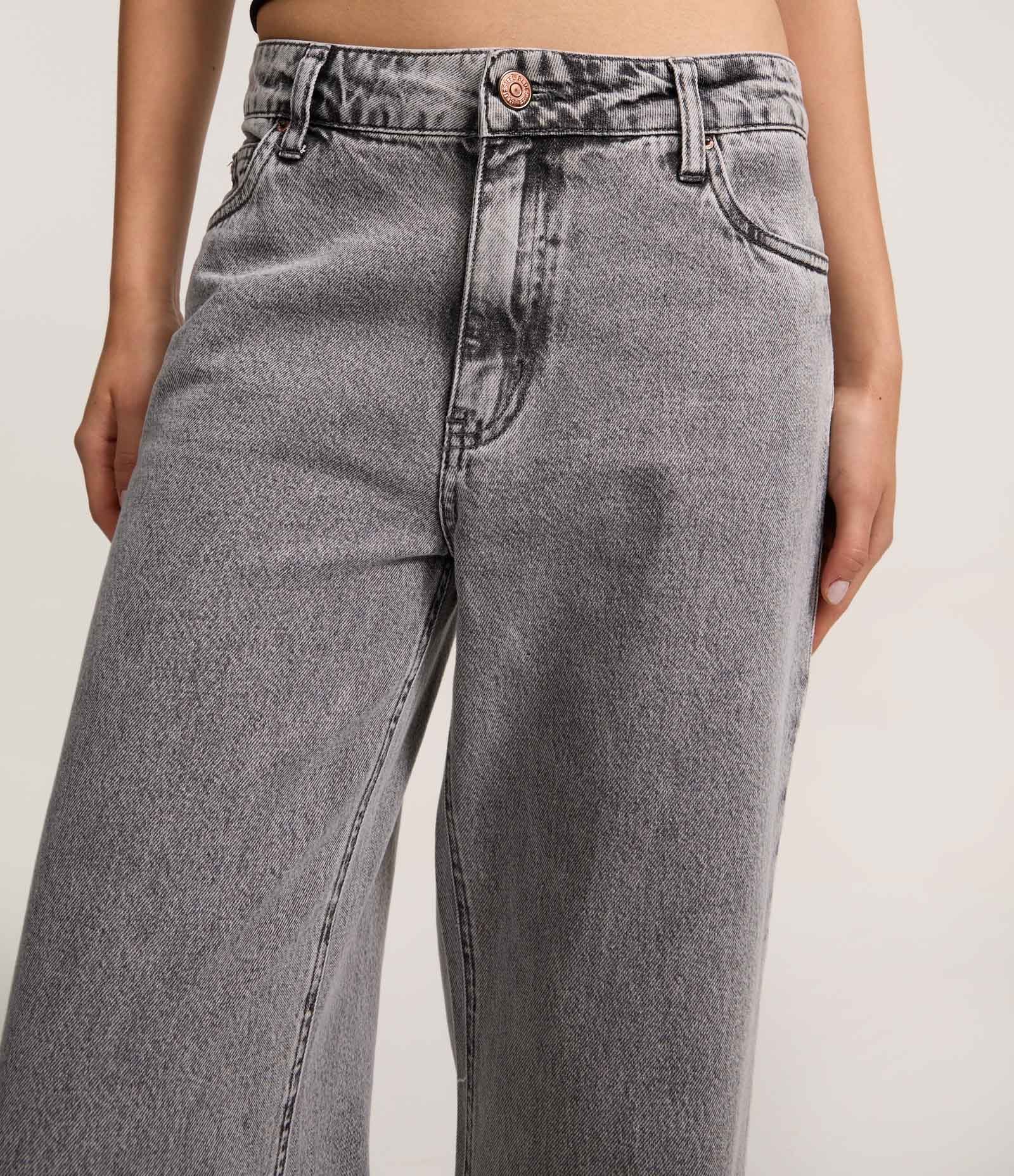 Calça Wide Leg Cintura Baixa em Jeans com Bolsos Preto Estonado 4