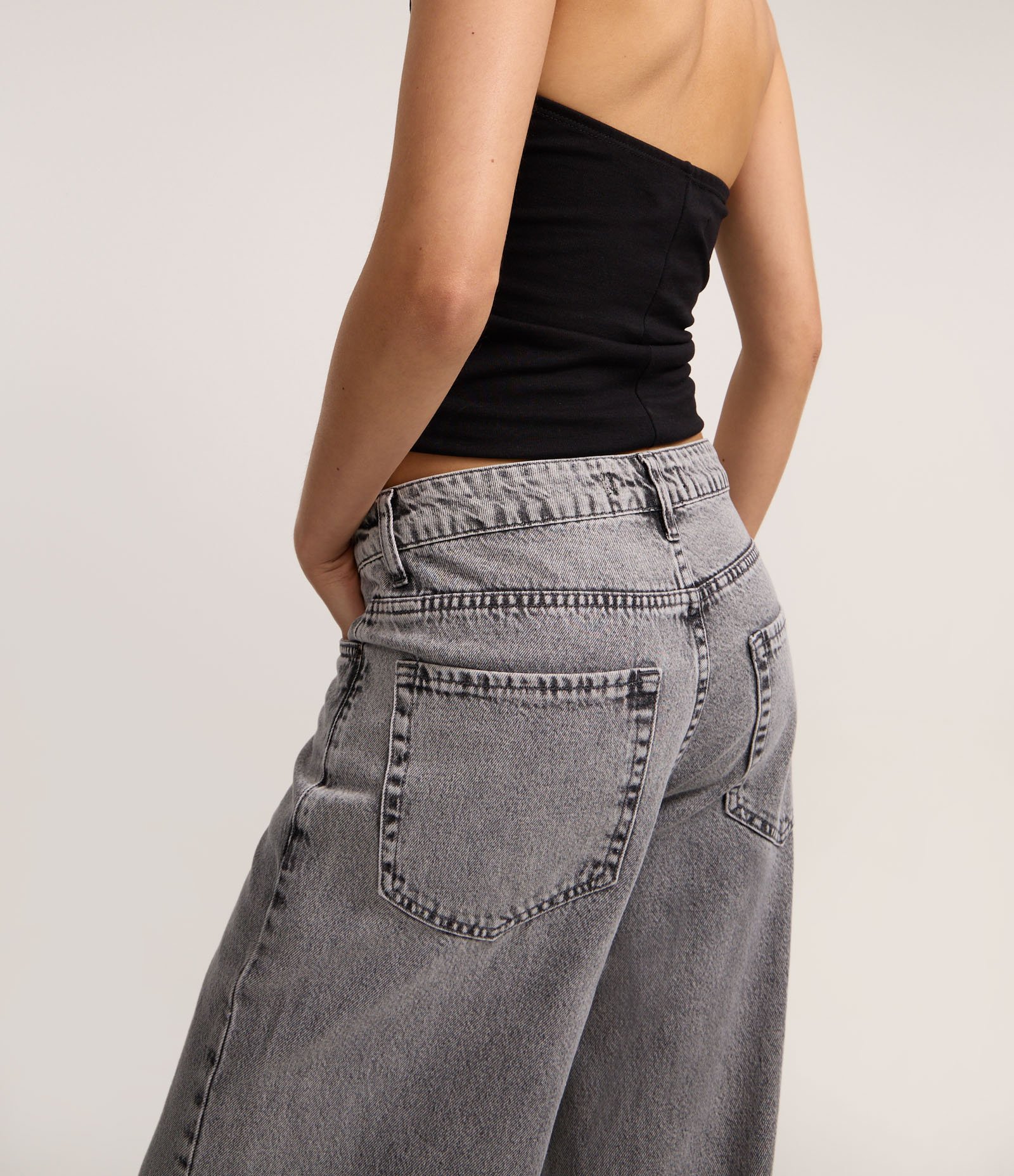 Calça Wide Leg Cintura Baixa em Jeans com Bolsos Preto Estonado 5