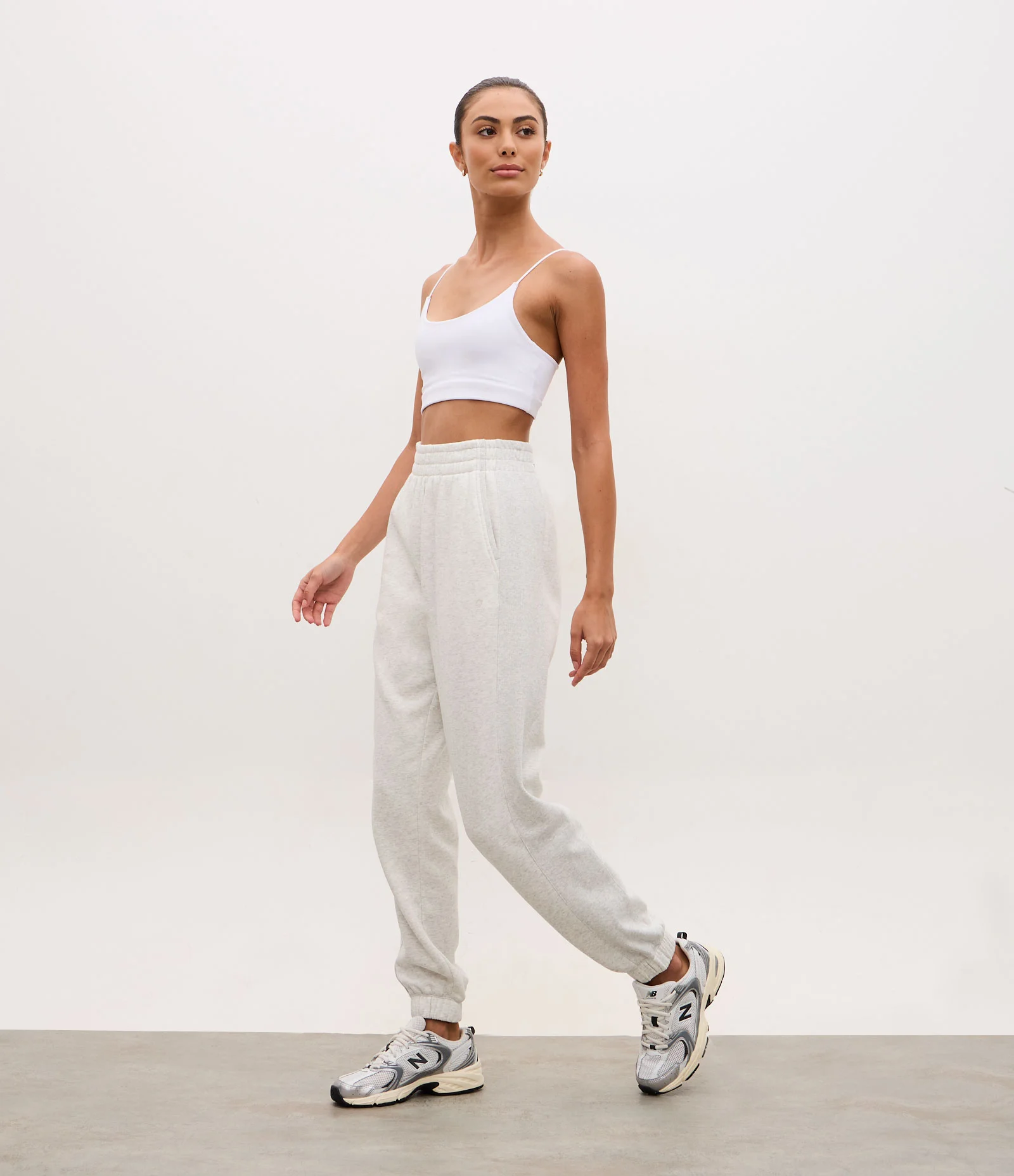 Calça Jogger Esportiva em Moletom com Recortes Canelados Cinza 1