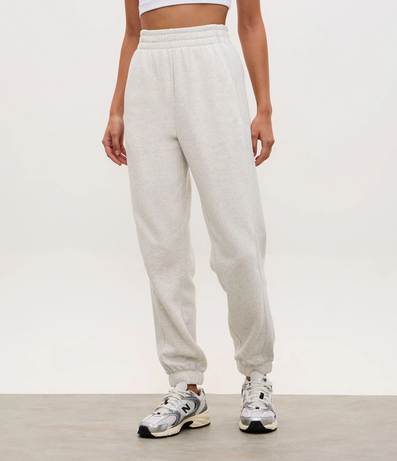 Calça Jogger Esportiva em Moletom com Recortes Canelados Cinza 2