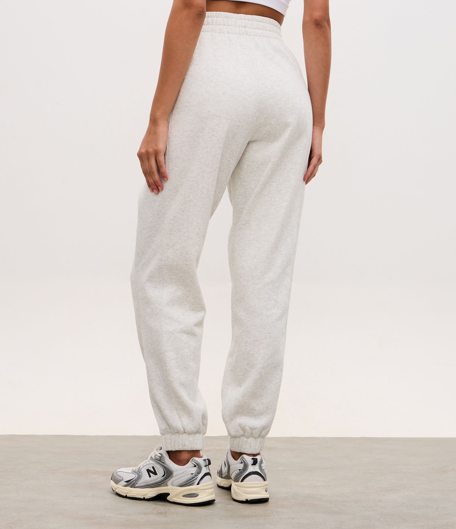 Calça Jogger Esportiva em Moletom com Recortes Canelados Cinza 4