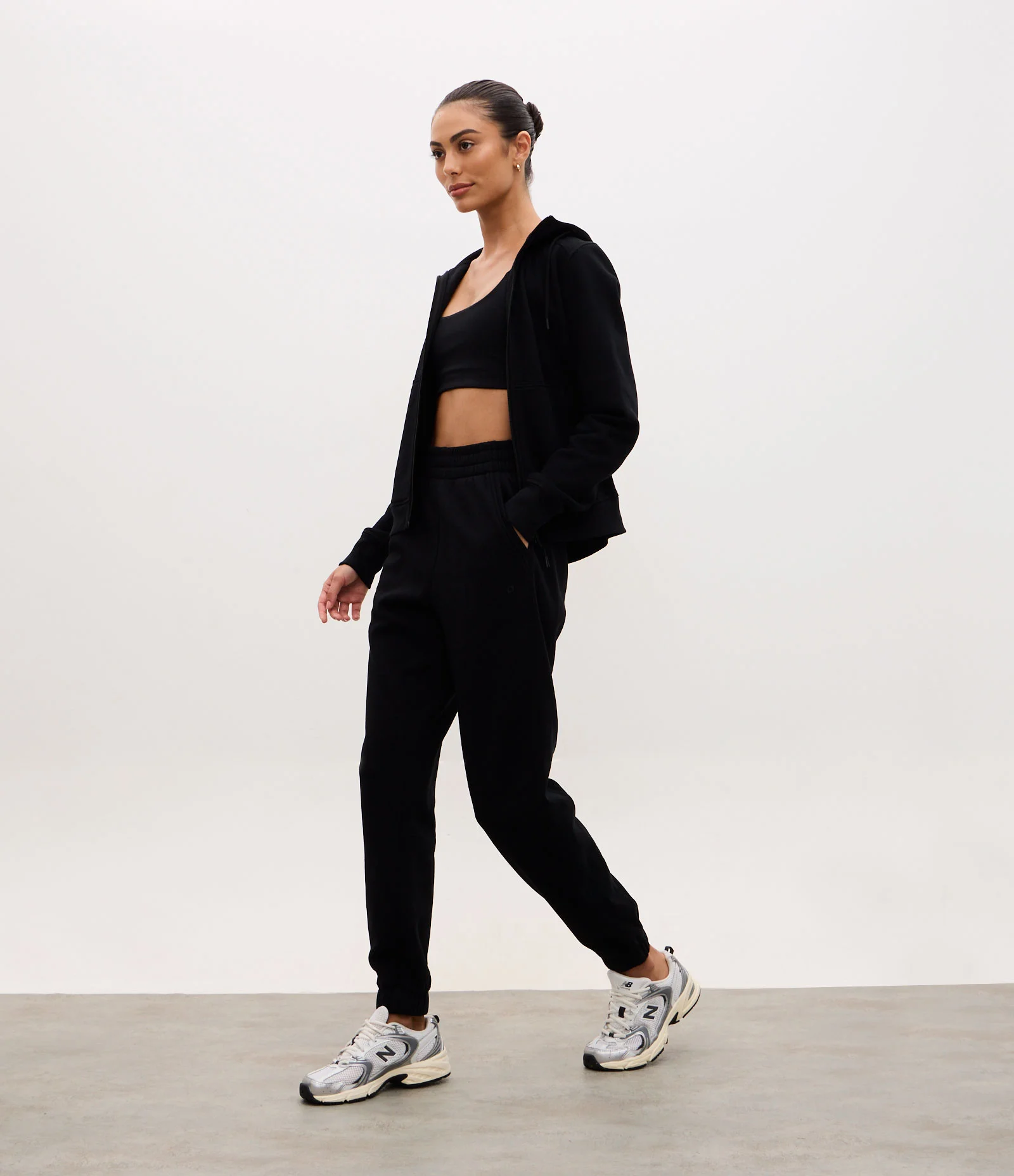 Calça Jogger Esportiva em Moletom com Recortes Canelados Preto 1