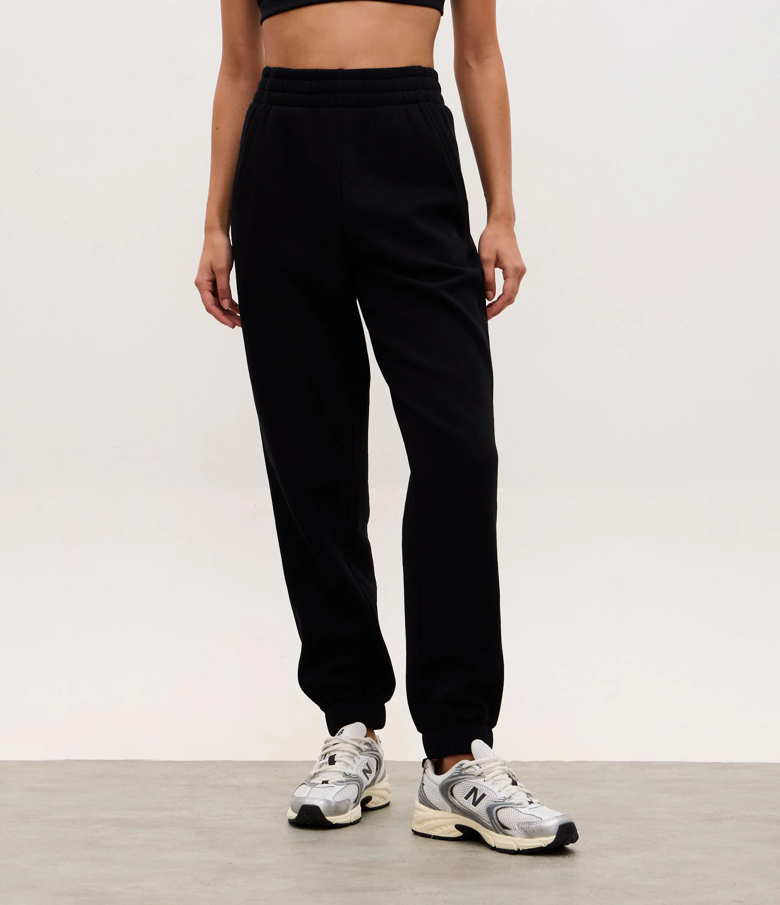 Calça Jogger Esportiva em Moletom com Recortes Canelados Preto 2