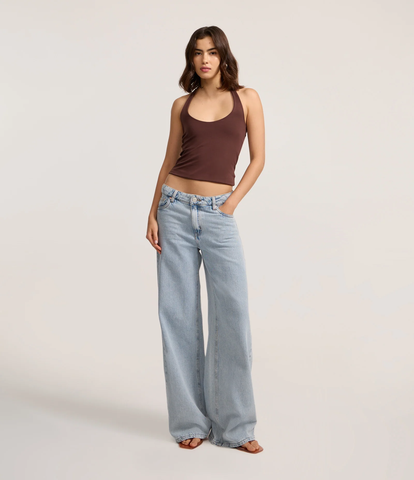 Calça Wide Leg Cintura Baixa em Jeans com Bolsos Claro 1