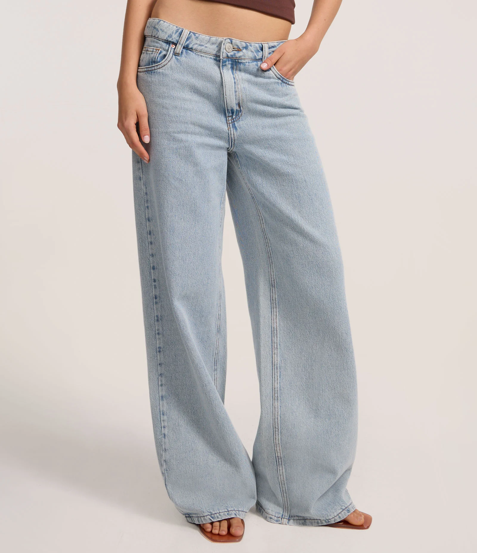 Calça Wide Leg Cintura Baixa em Jeans com Bolsos Claro 2