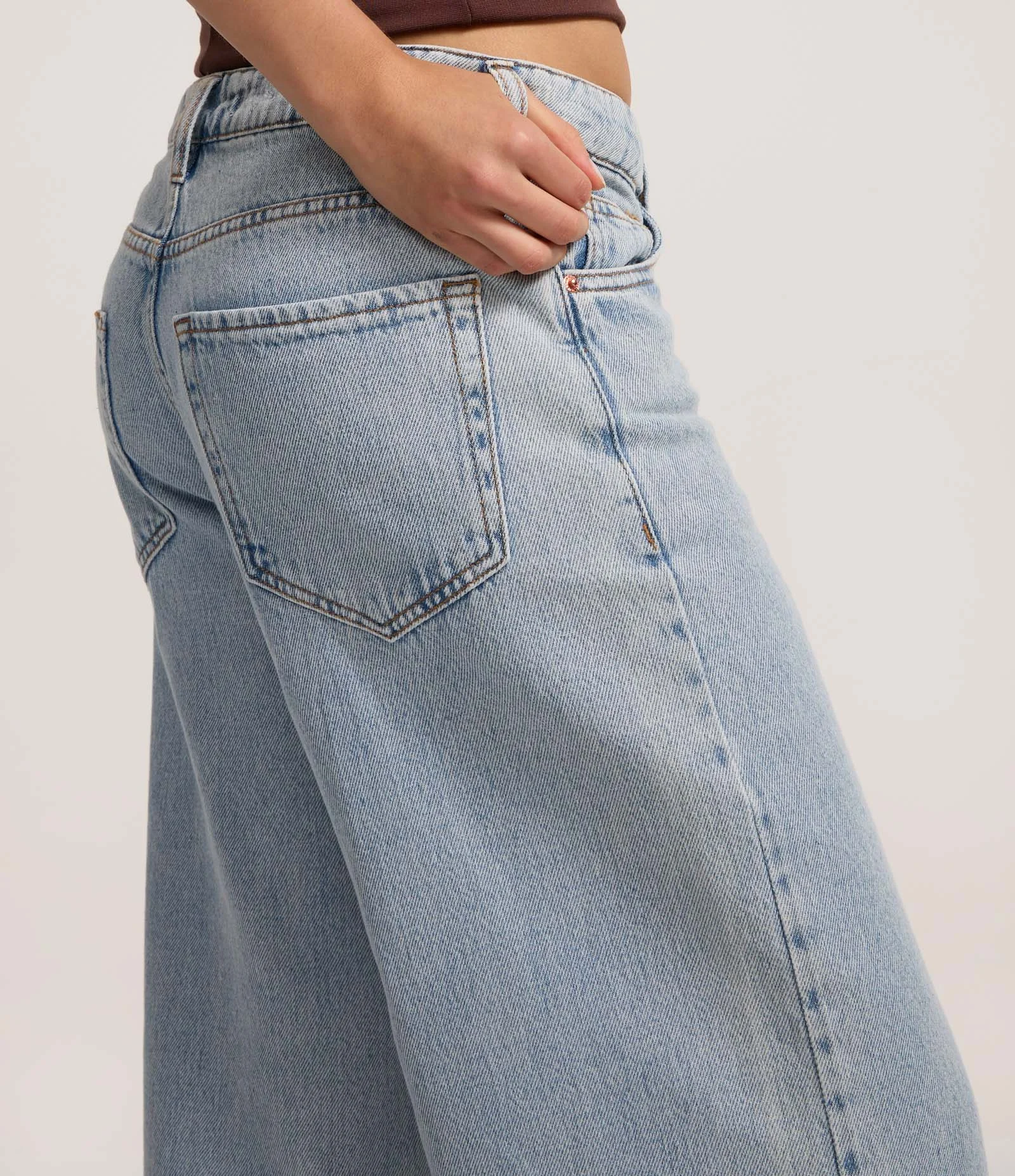 Calça Wide Leg Cintura Baixa em Jeans com Bolsos Claro 3