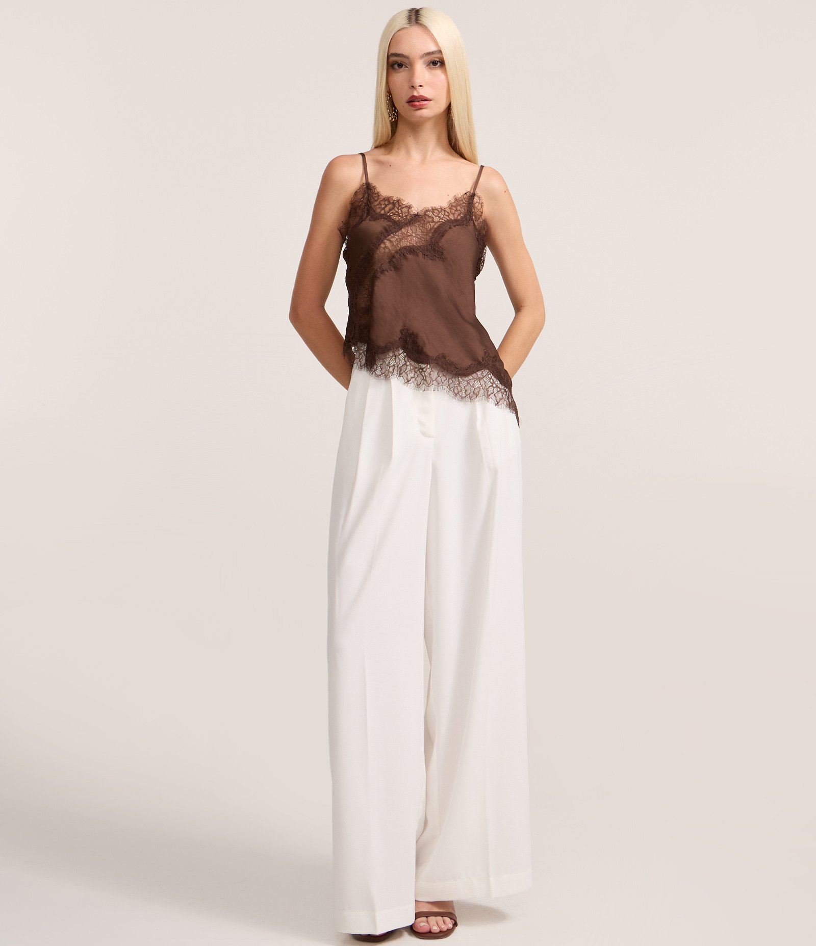 Blusa em Cetim com Renda com Barra Assimétrica Marrom 2