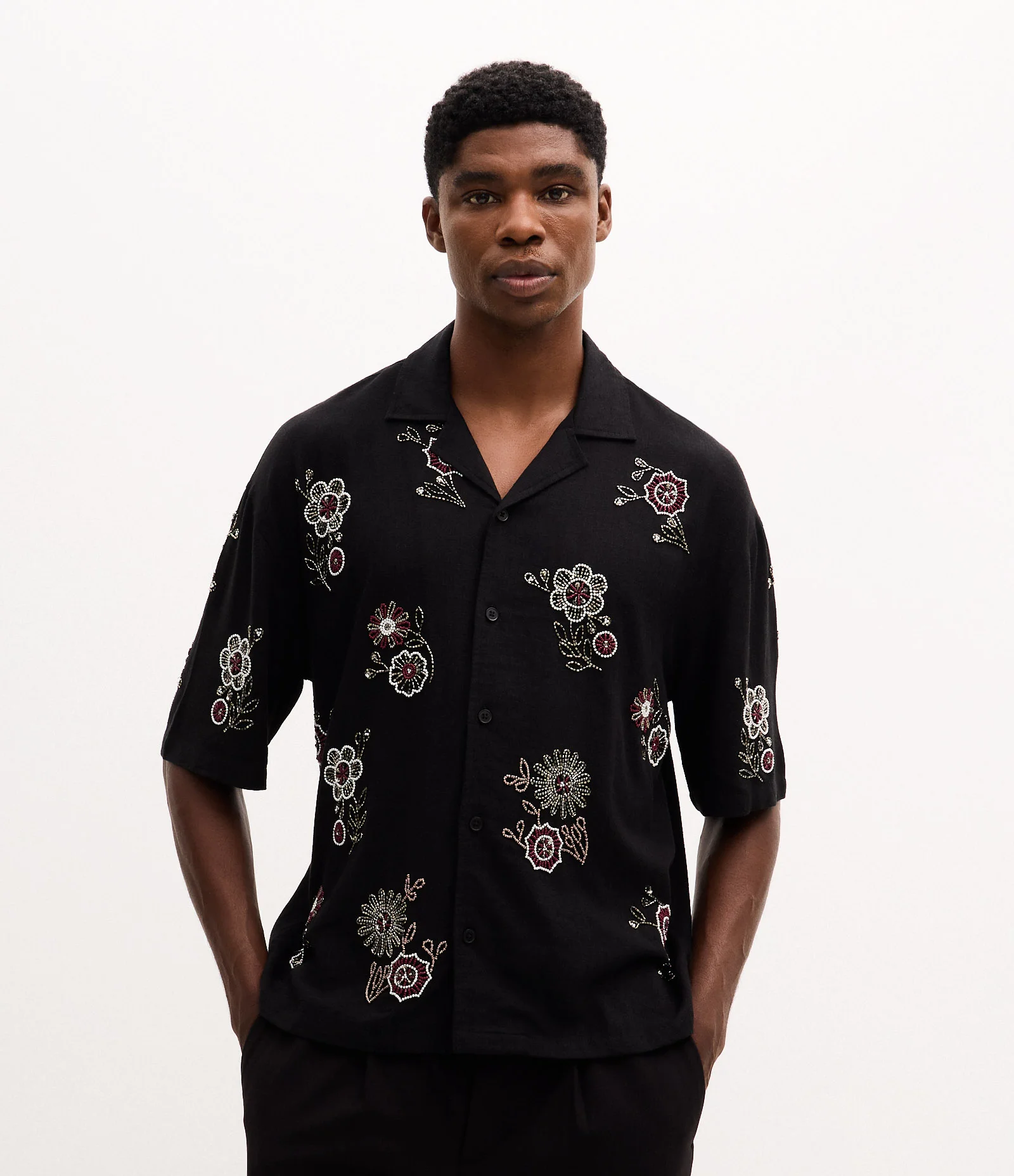 Camisa Manga Curta em Viscolinho com Bordado Floral de Miçangas Preto 1