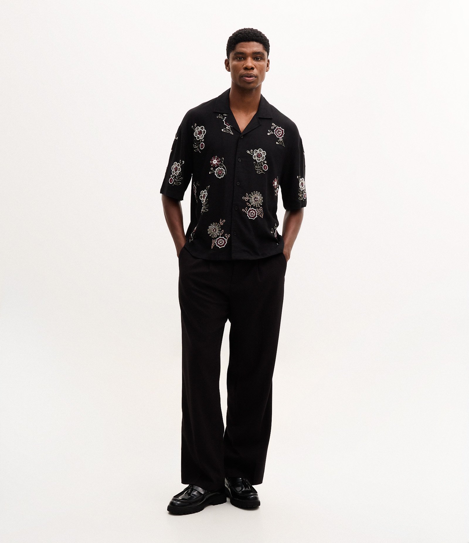 Camisa Manga Curta em Viscolinho com Bordado Floral de Miçangas Preto 2