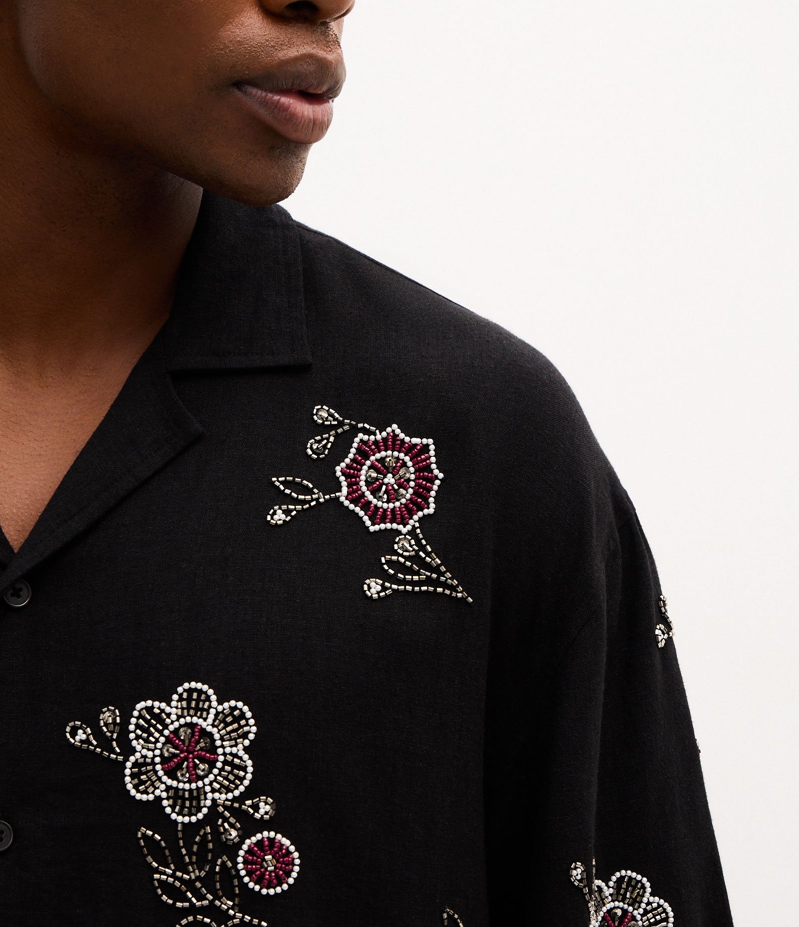 Camisa Manga Curta em Viscolinho com Bordado Floral de Miçangas Preto 3