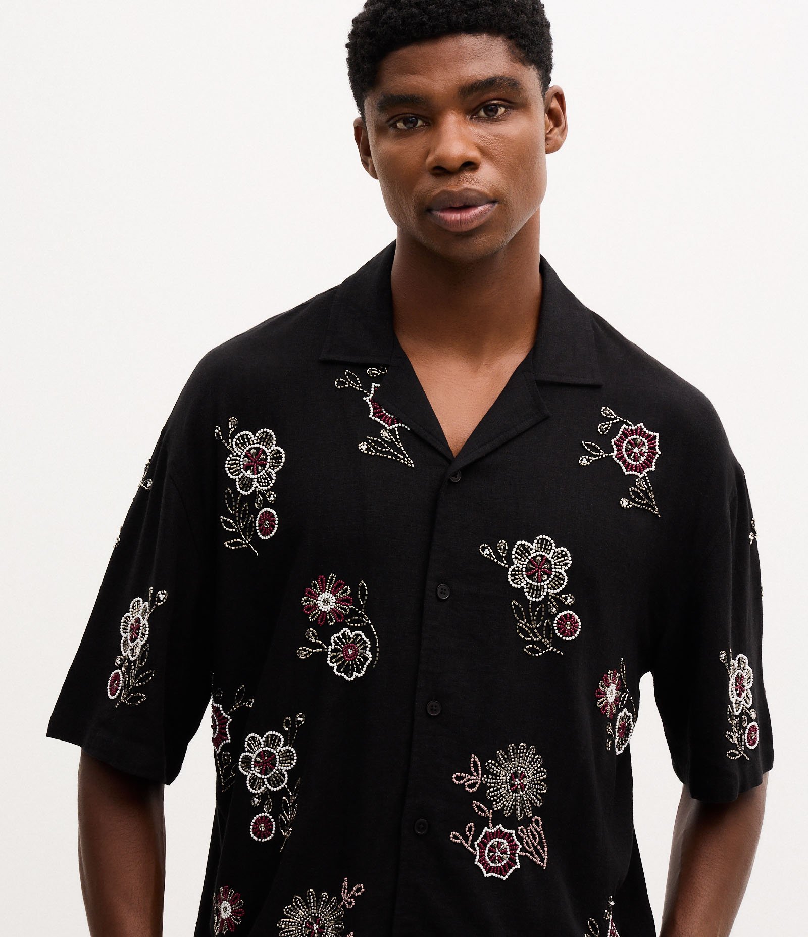 Camisa Manga Curta em Viscolinho com Bordado Floral de Miçangas Preto 4