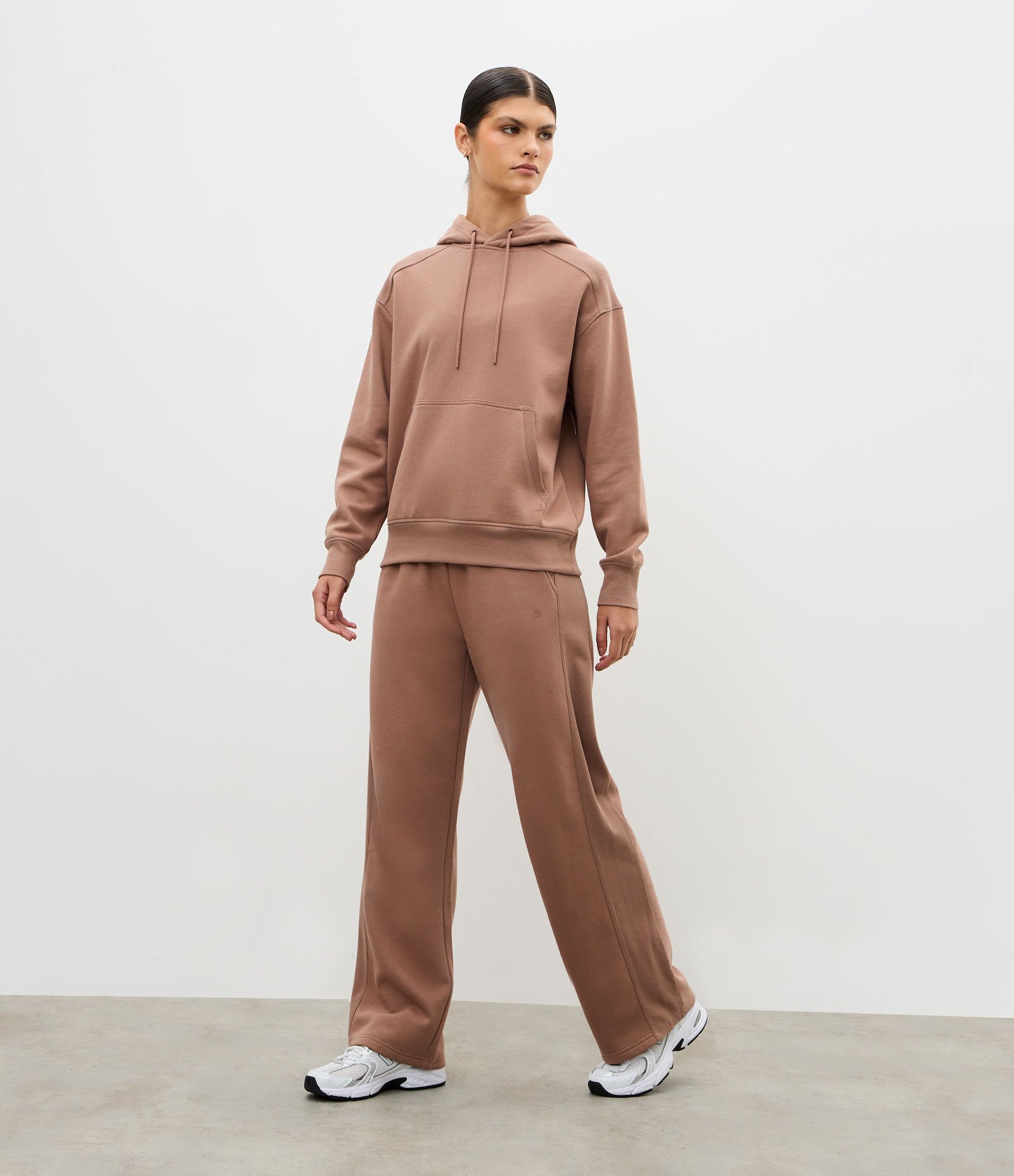 Blusão Moletom Oversized Esportivo com Bolso Canguru Bege 2