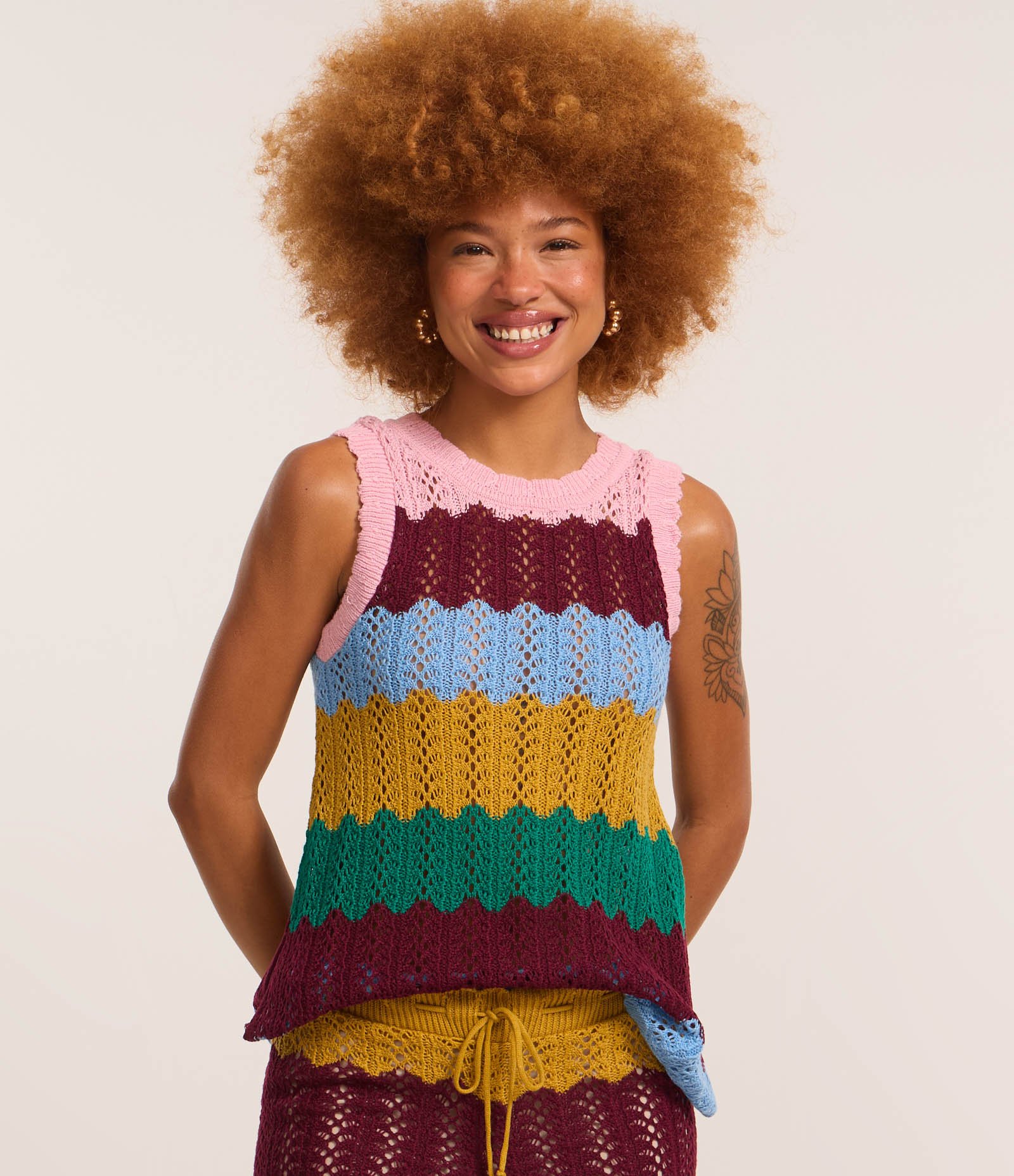 Blusa Regata em Tricô  em Bloco de Cores com Fendas Laterais Multicores 1