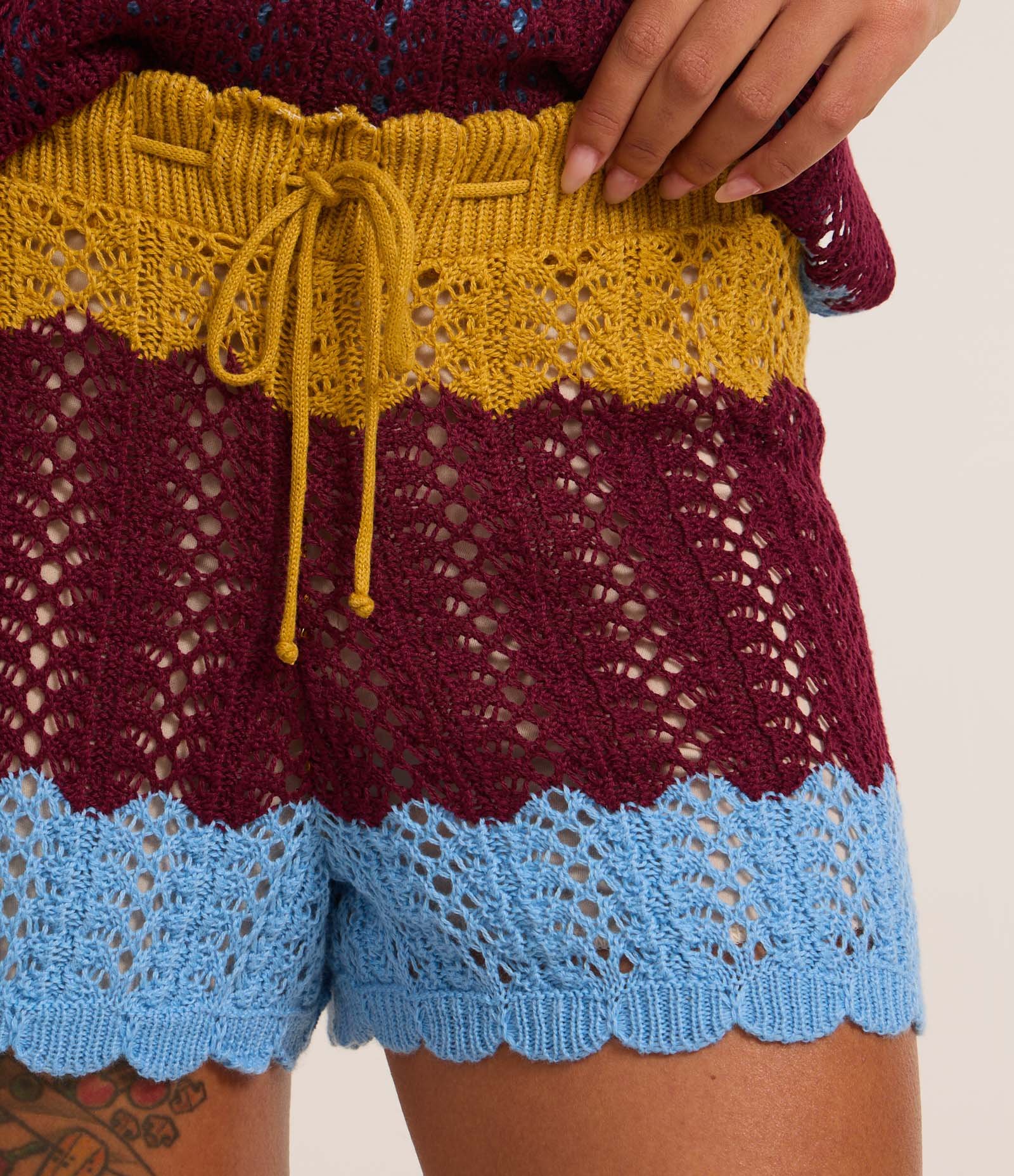 Short Reto Curto em Tricô com Bloco de Cores Marrom/Azul 4