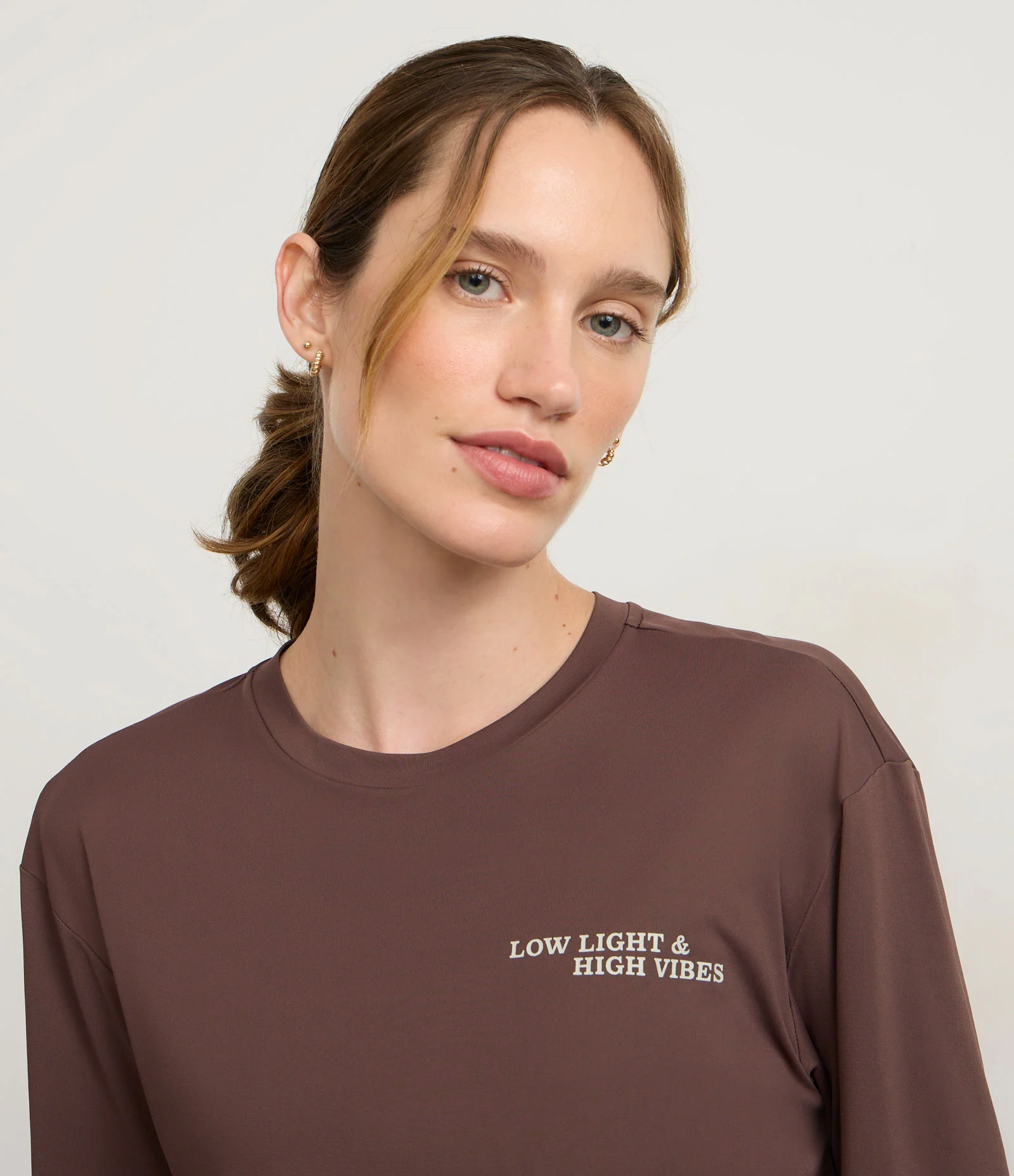 Camiseta Esportiva com Manga Curta e Abertura nas Costas Marrom 1