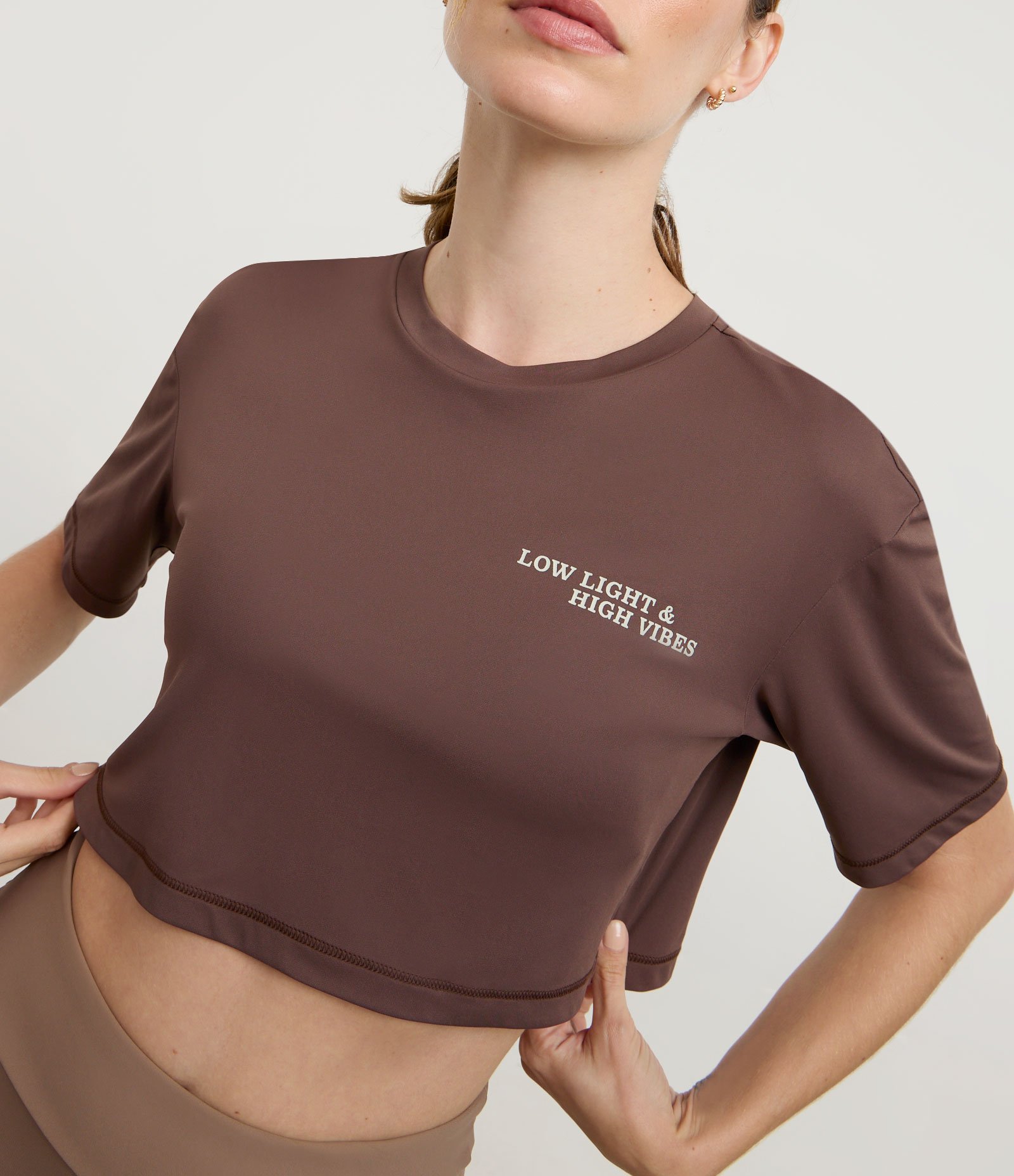 Camiseta Esportiva com Manga Curta e Abertura nas Costas Marrom 3