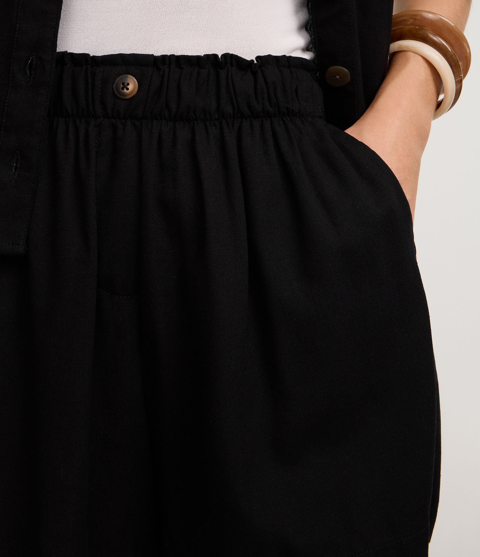 Short Runner em Viscolinho com Botão no Cós Preto 4