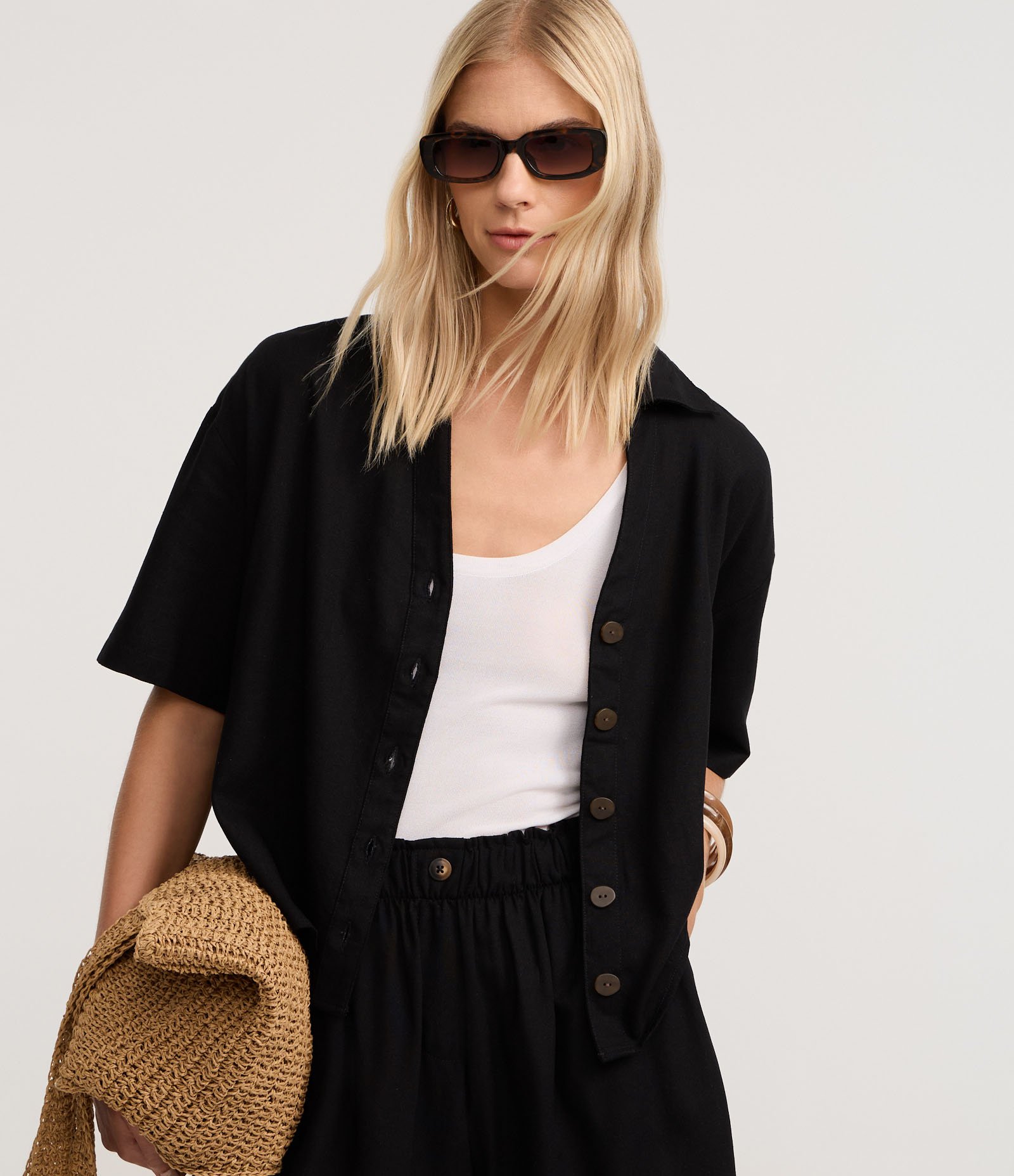 Camisa em Viscolinho com Abotoamento Frontal Preto 1