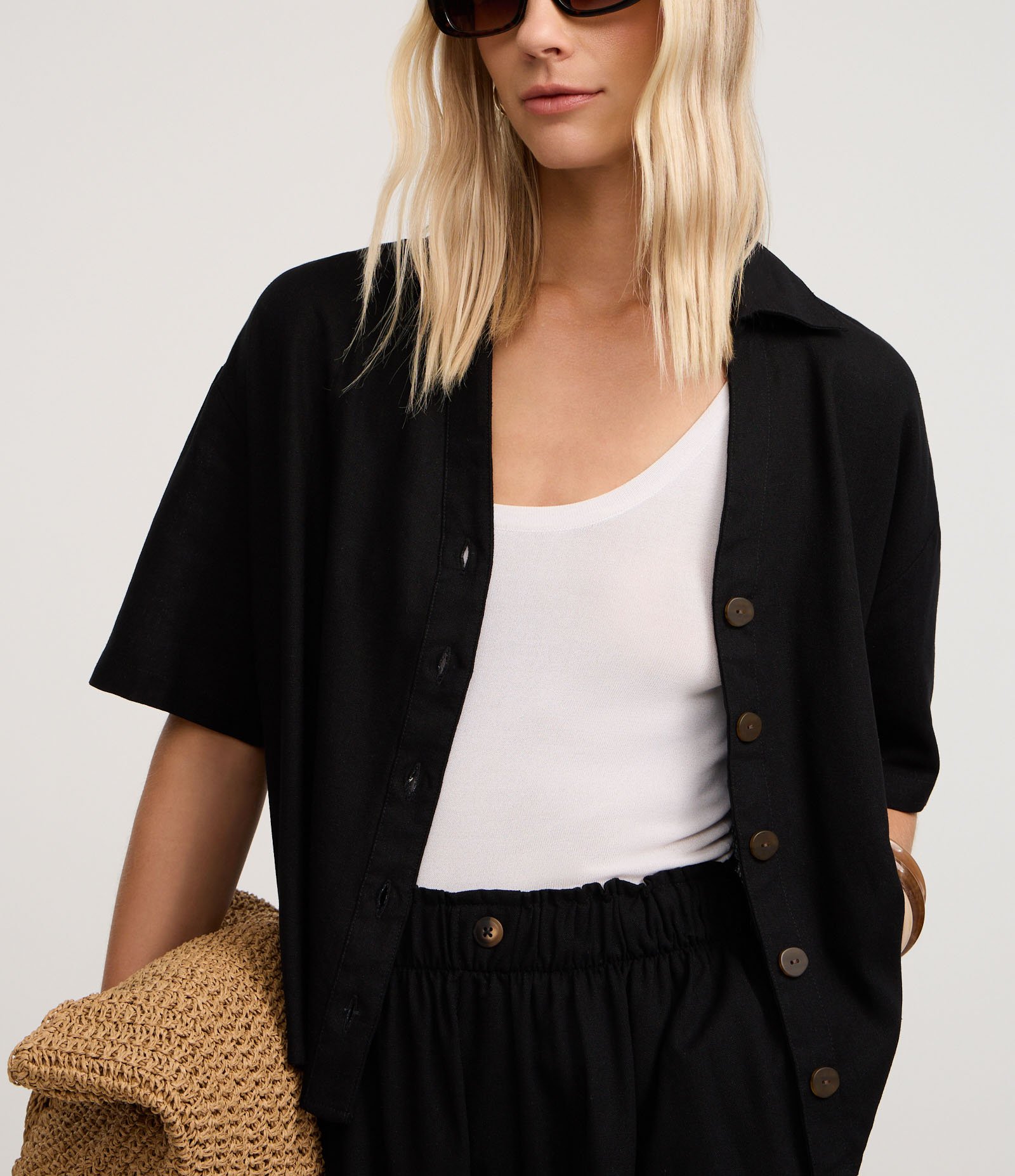 Camisa em Viscolinho com Abotoamento Frontal Preto 4