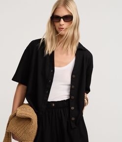 Camisa em Viscolinho com Abotoamento Frontal