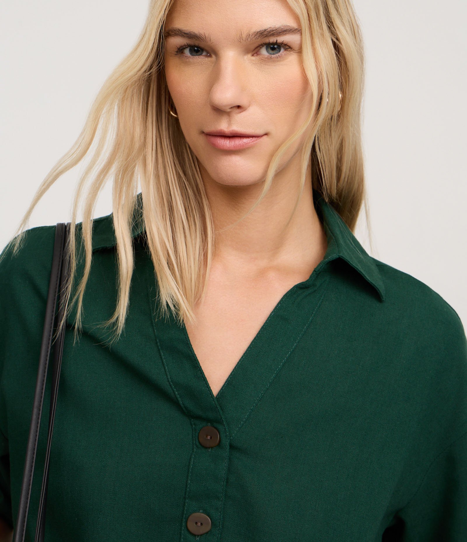 Camisa em Viscolinho com Abotoamento Frontal Verde 3