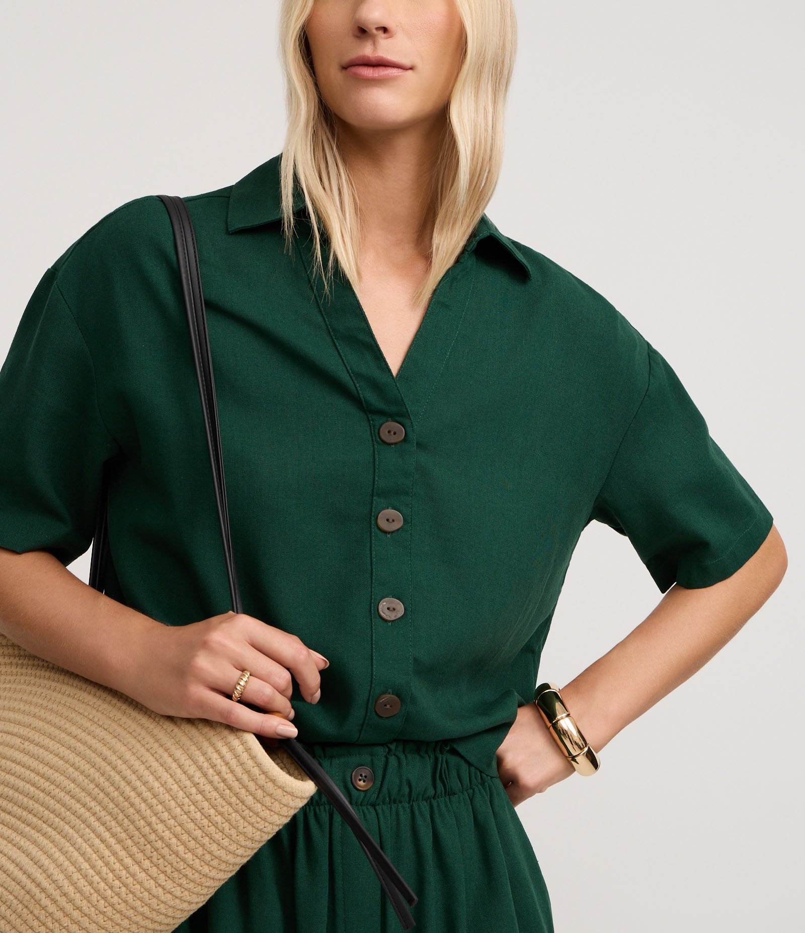 Camisa em Viscolinho com Abotoamento Frontal Verde 4