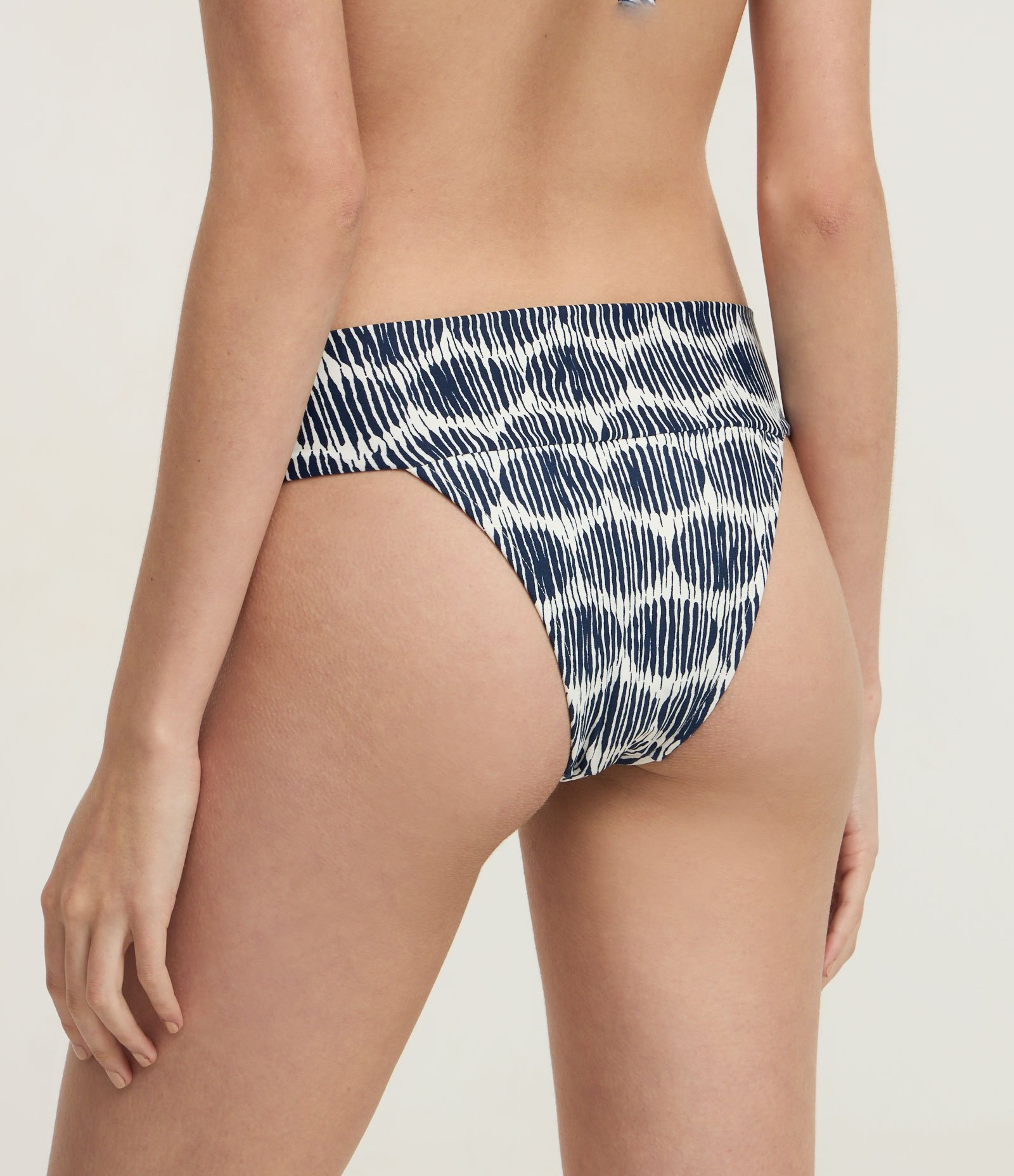 Biquini Pala Larga em Microfibra com Estampa Poá Navy Multicores 4