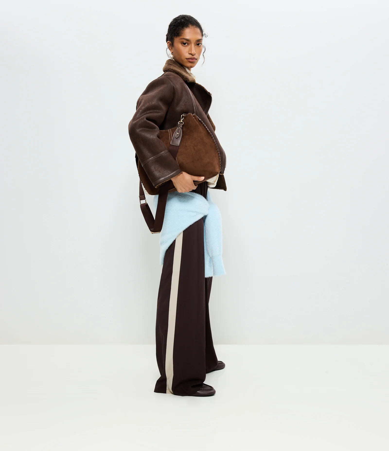 Calça Leve em Microfibra com Listra Lateral Marrom 2