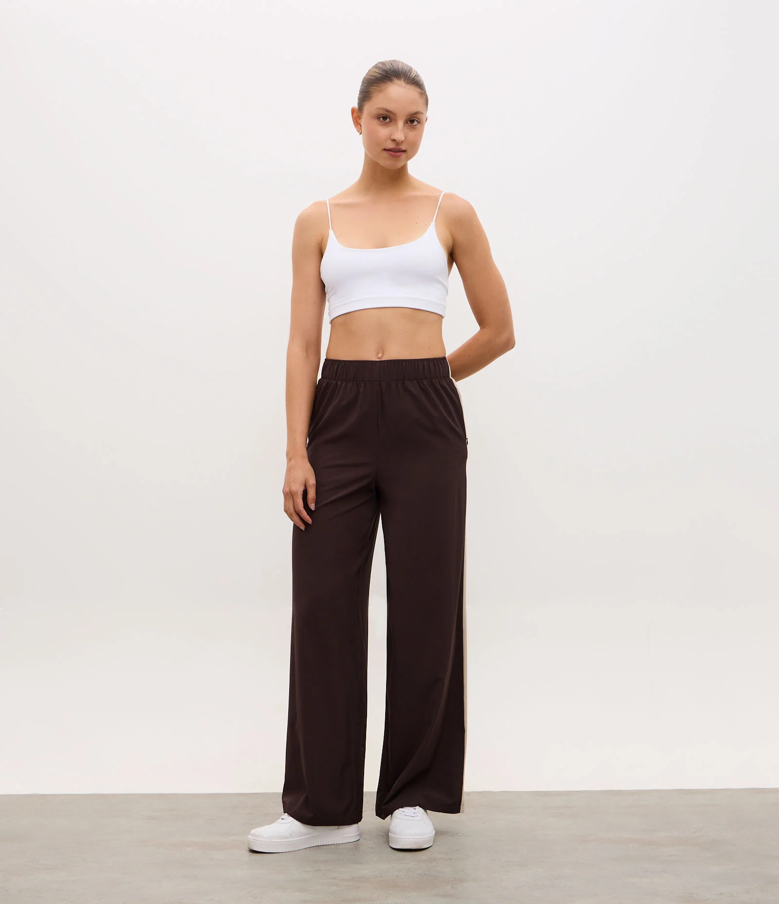 Calça Leve em Microfibra com Listra Lateral Marrom 3