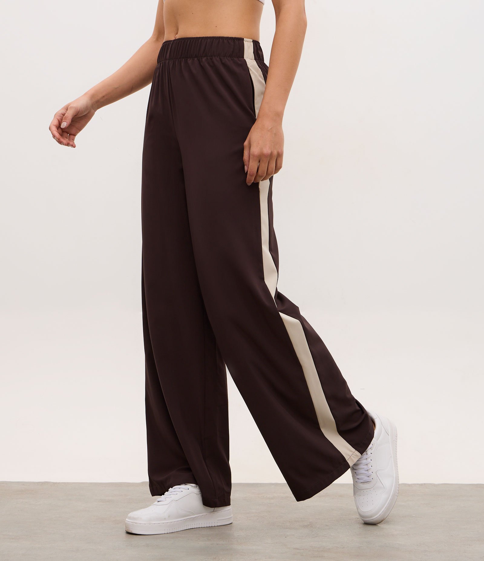 Calça Leve em Microfibra com Listra Lateral Marrom 4