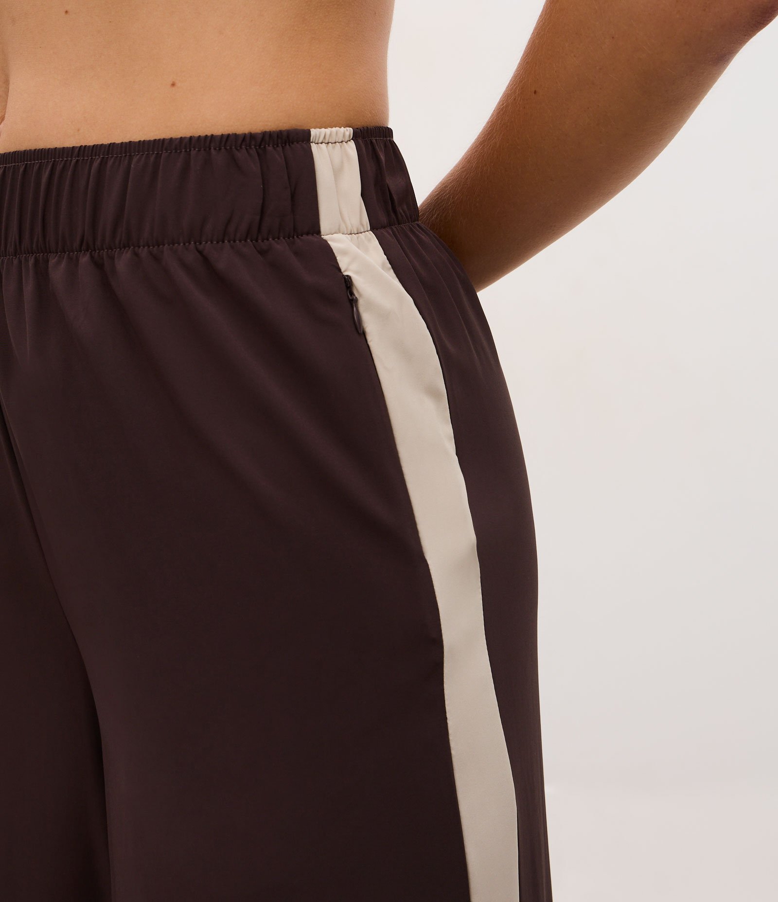 Calça Leve em Microfibra com Listra Lateral Marrom 5