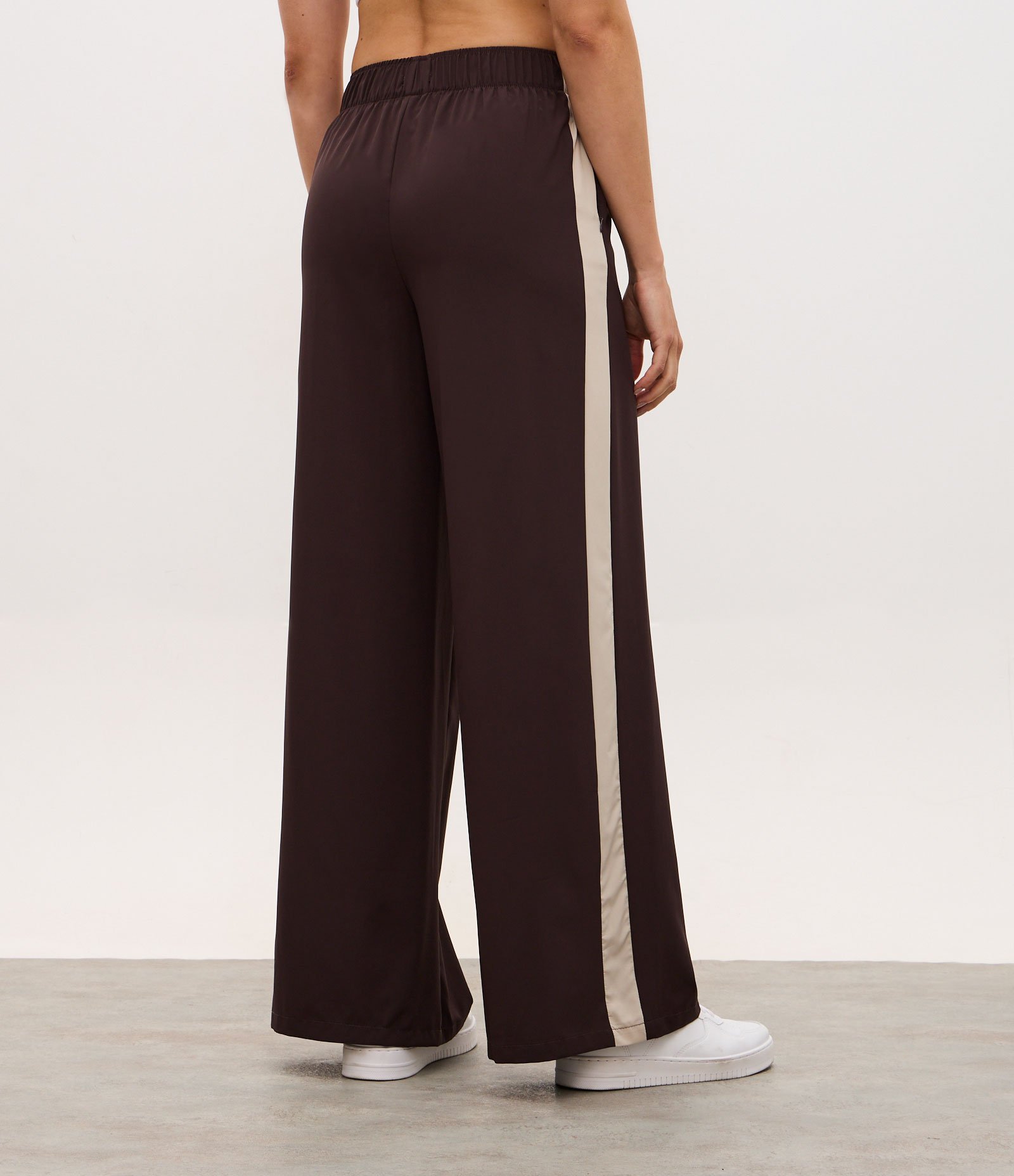 Calça Leve em Microfibra com Listra Lateral Marrom 6