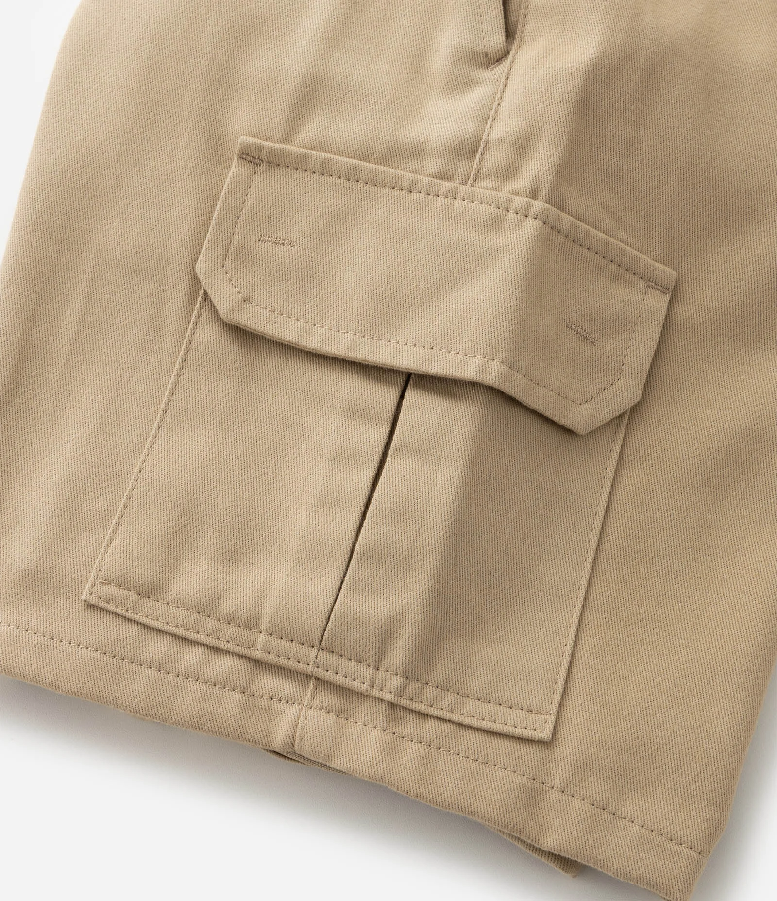 Bermuda Cargo em Sarja com Bolsos Laterais Utilitários Bege 4
