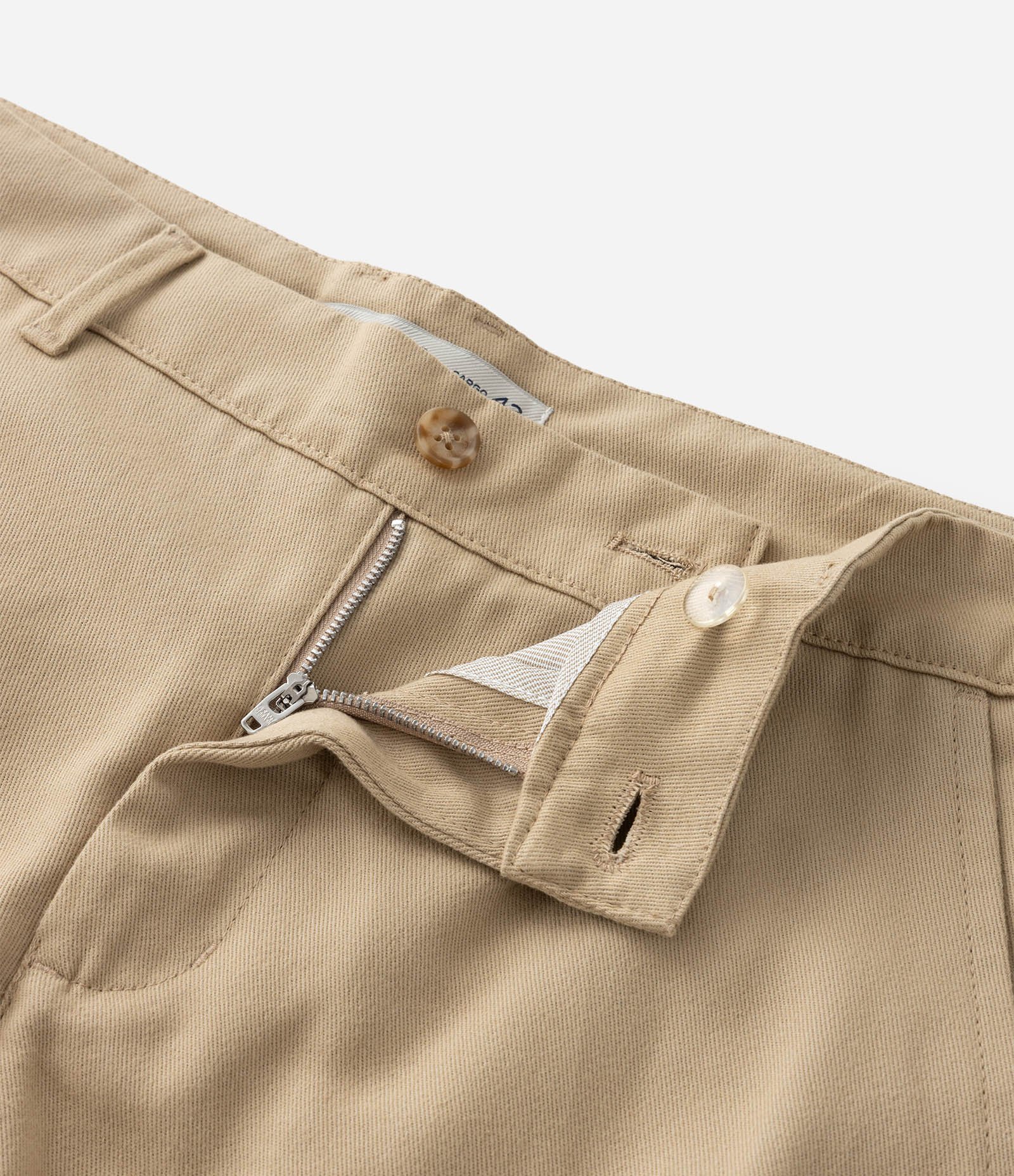 Bermuda Cargo em Sarja com Bolsos Laterais Utilitários Bege 5